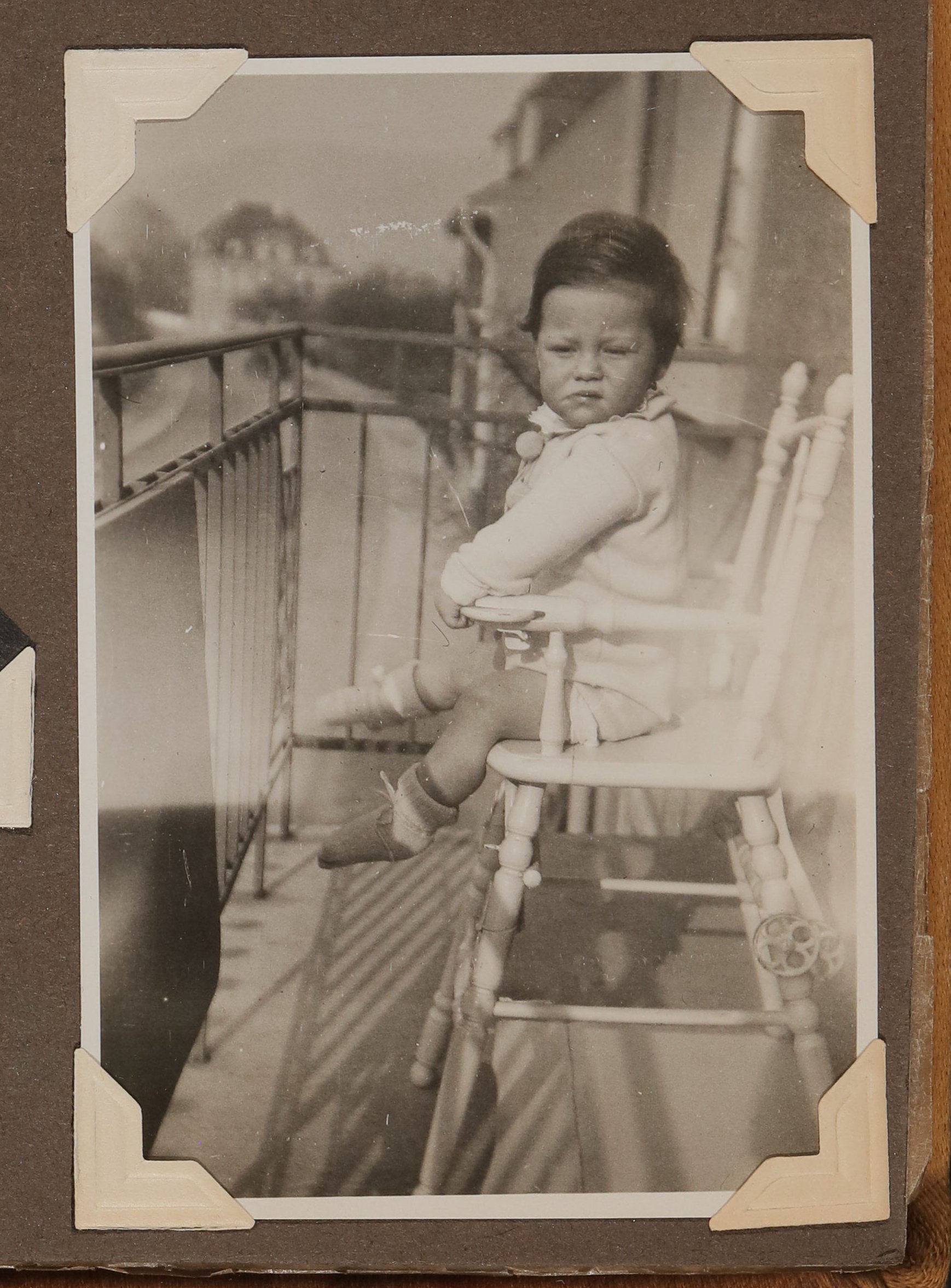 Christiane Zimmer Sohn Christoph im Kinderstuhls sitzend auf dem Balkon (Vera Graaf CC BY-NC-SA)