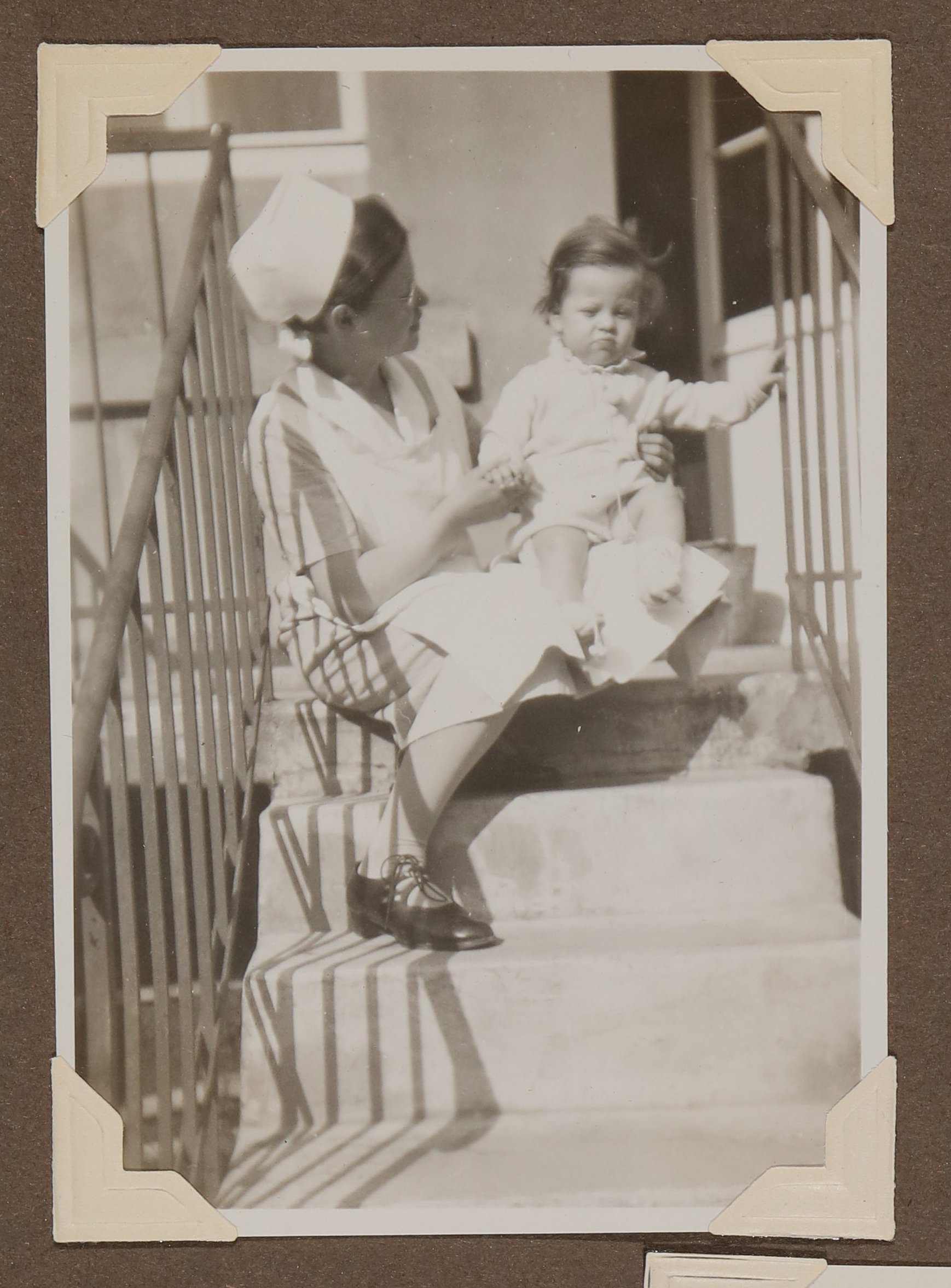 Christiane Zimmer Sohn Christoph auf dem Schoss des Kindermädchens (Schwester Erika?) auf einer Treppe sitzend (Vera Graaf CC BY-NC-SA)