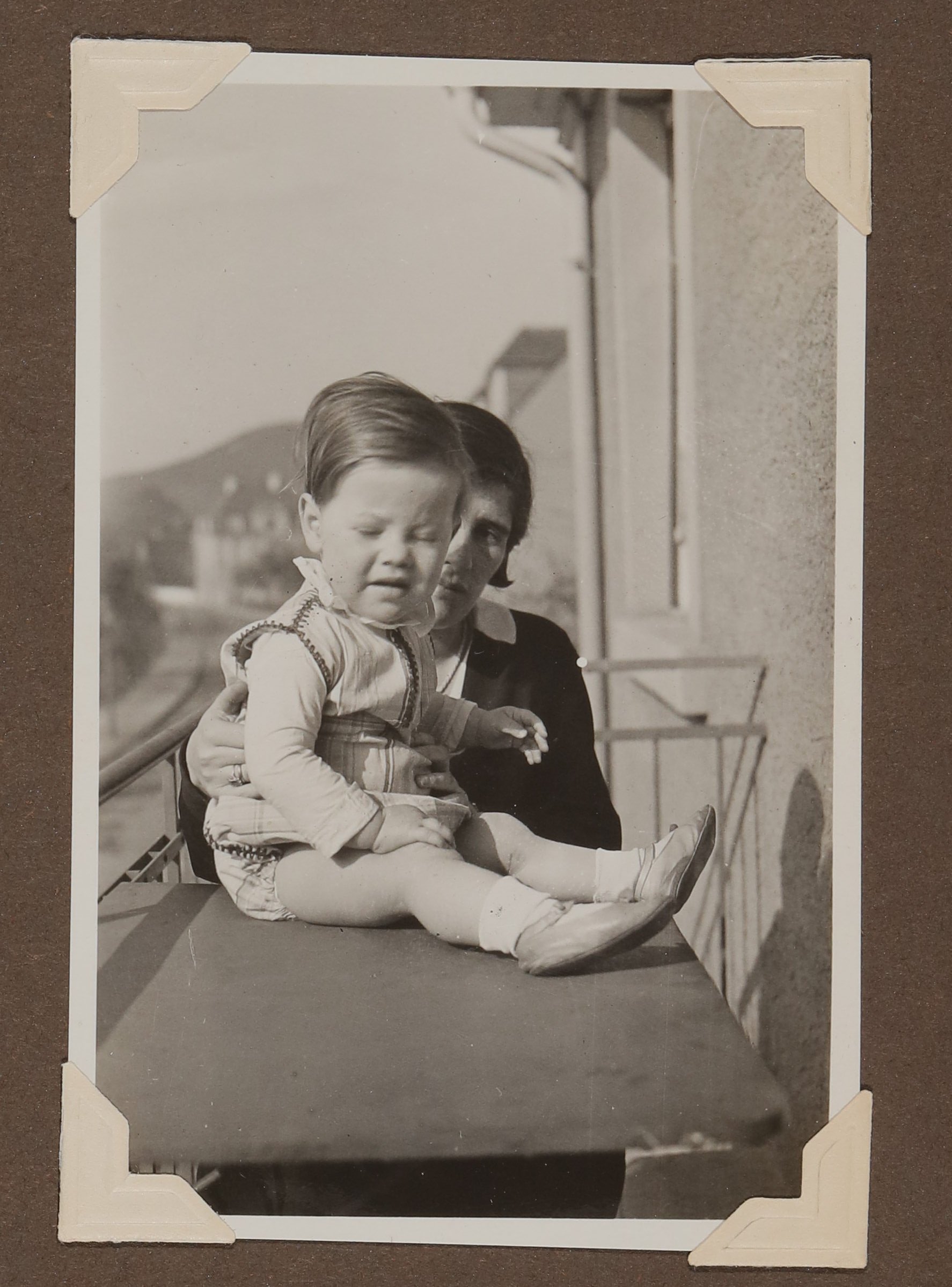 Christiane Zimmer mit ihrem Sohn Christoph auf dem Balkon (Vera Graaf CC BY-NC-SA)