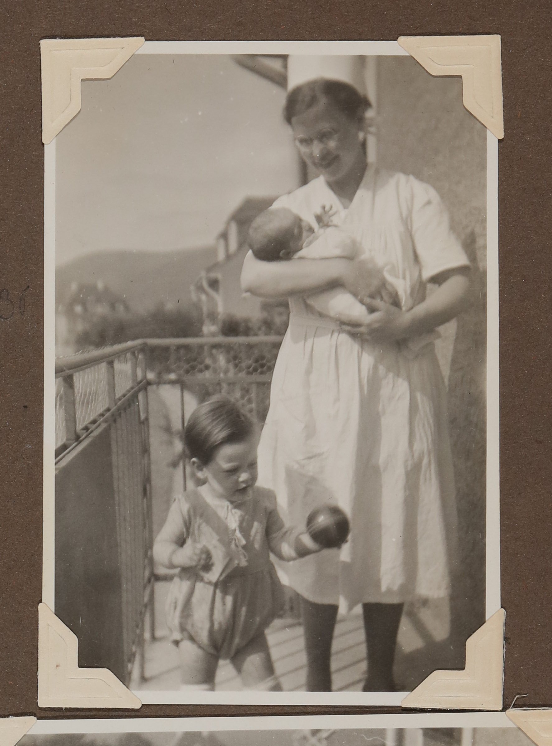 Das Kindermädchen mit Christiane Zimmers Sohn Andreas auf dem Arm, davor Christoph auf dem Balkon (Vera Graaf CC BY-NC-SA)
