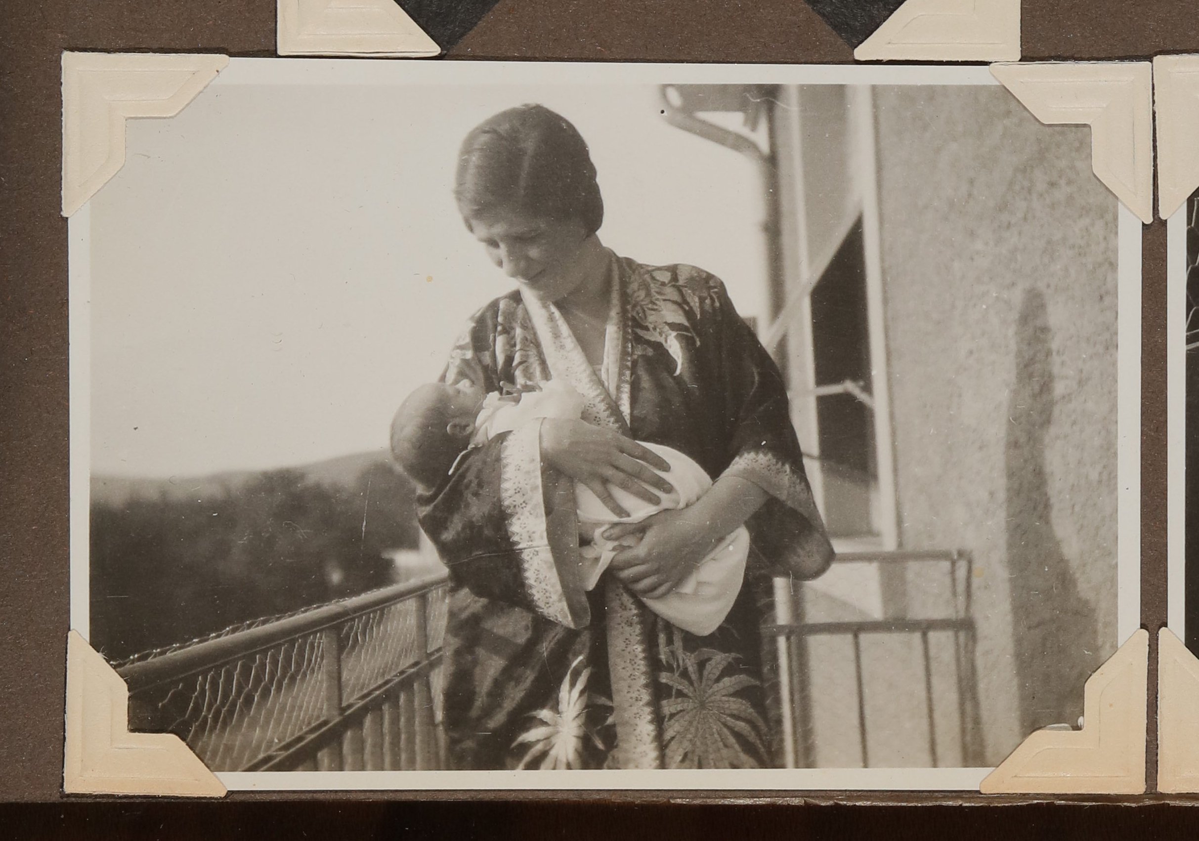 Christiane Zimmer mit ihrem neugeborenen Sohn Andreas auf dem Arm auf dem Balkon (Vera Graaf CC BY-NC-SA)