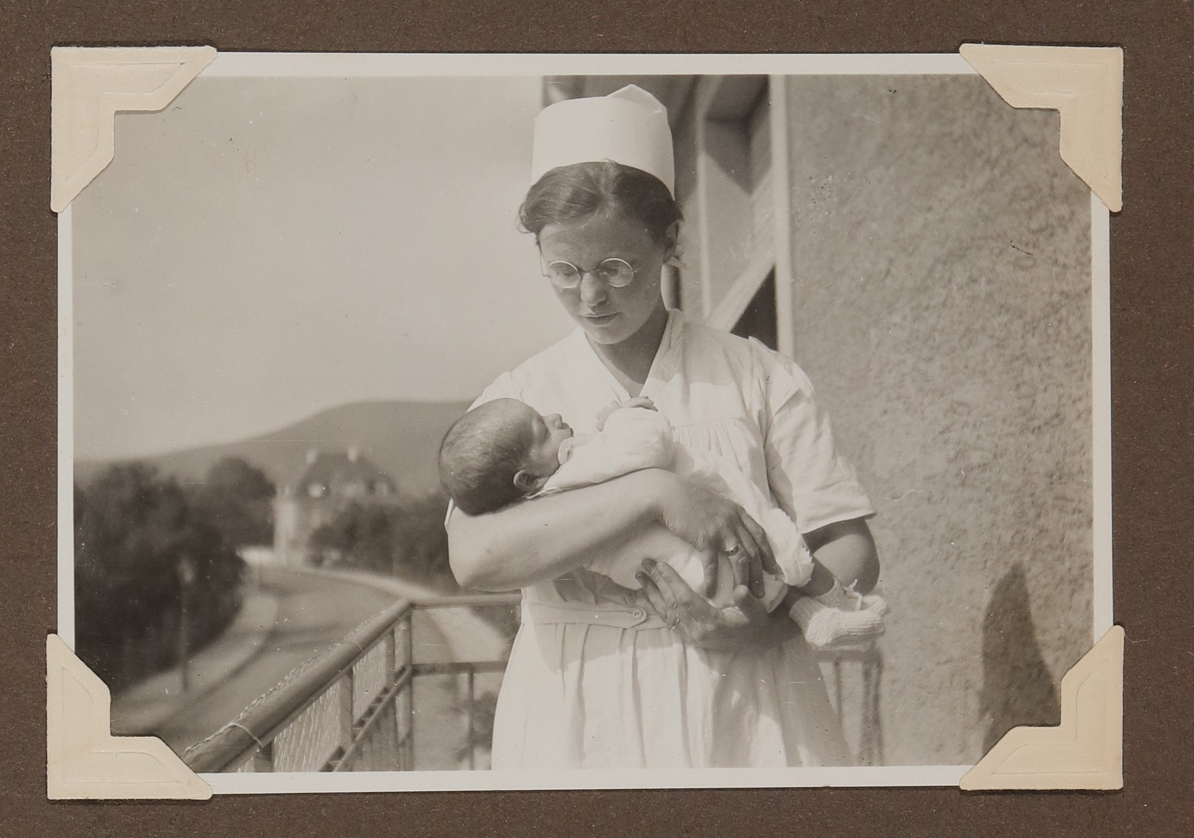 Christiane Zimmers Sohn Andreas auf den Armen des Kindermädchens (Schwester Erika?) auf dem Balkon (Vera Graaf CC BY-NC-SA)