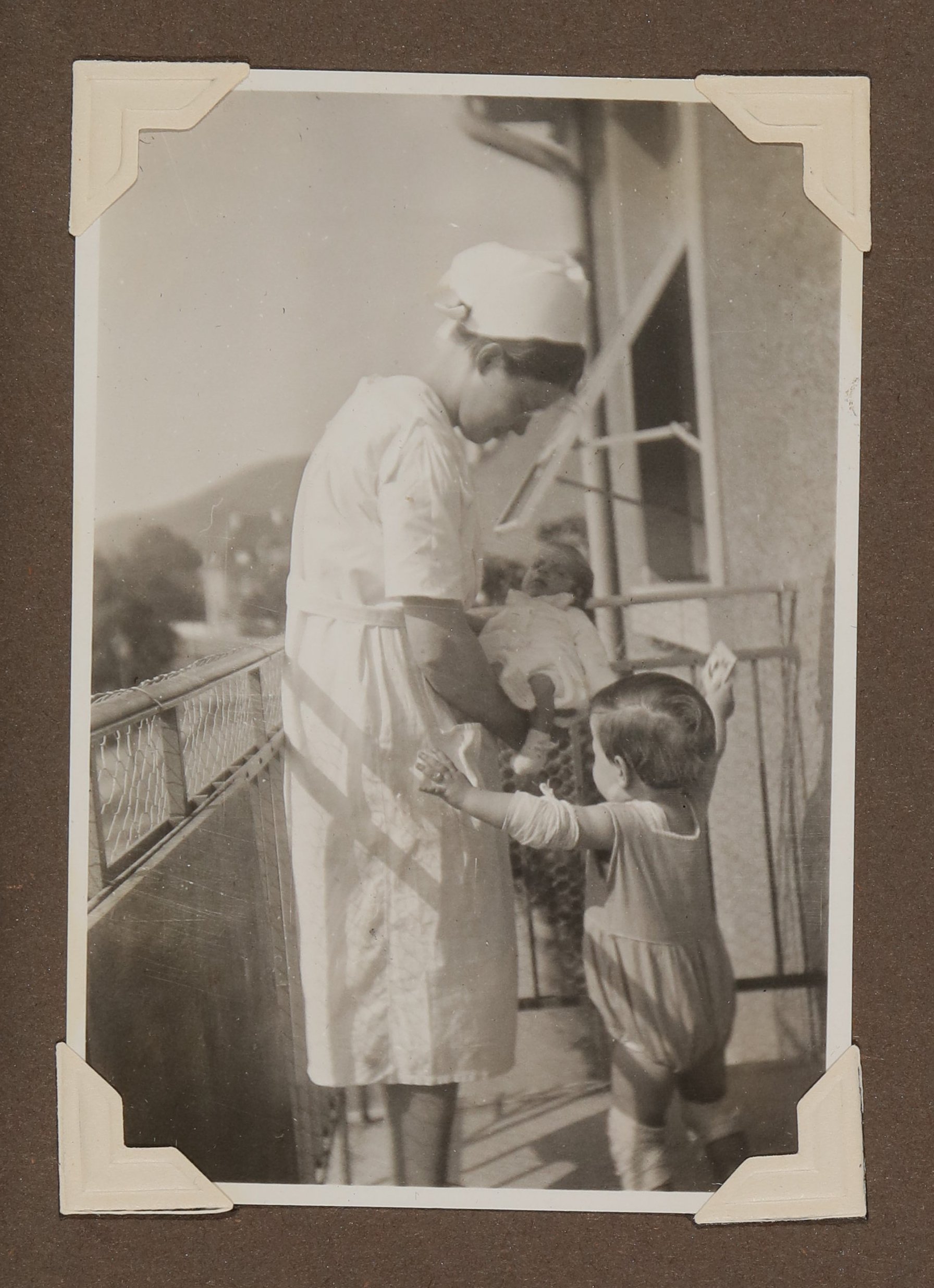 Christiane Zimmers Sohn Andreas auf den Armen des Kindermädchens (Schwester Erika?) mit Bruder Christoph auf dem Balkon (Vera Graaf CC BY-NC-SA)
