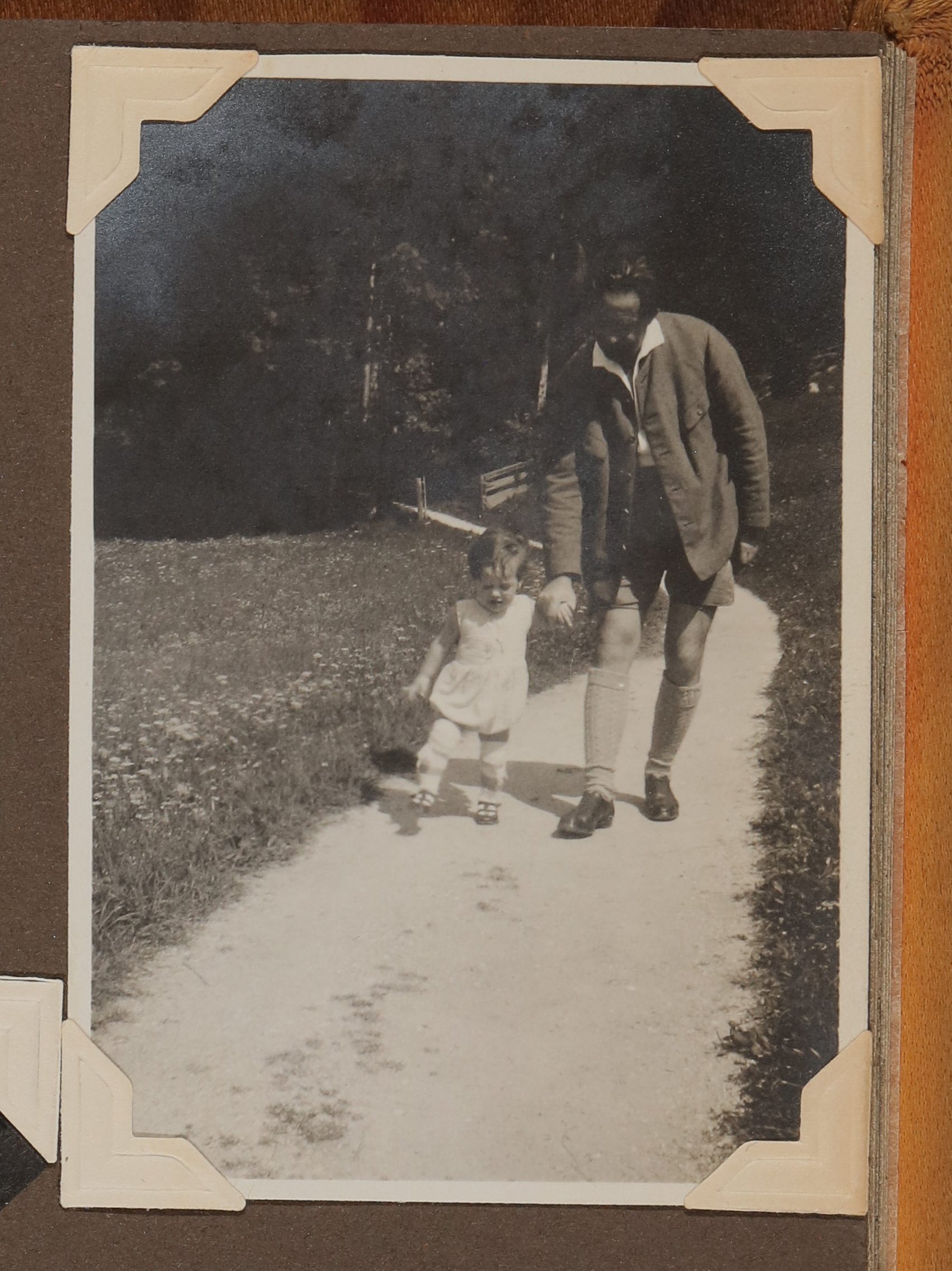 Heinrich Zimmer mit seinem Sohn Christoph spazierend in Aussee (Vera Graaf CC BY-NC-SA)