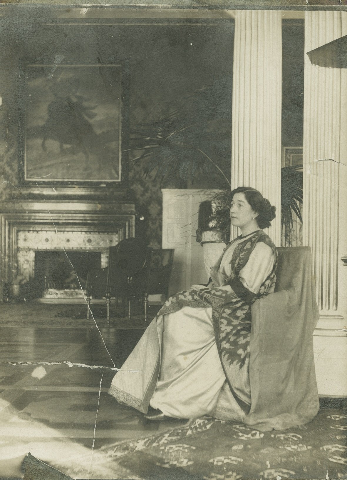 Gerty von Hofmannsthal als junge Frau in einem Gewand in einem Salon mit Säulen sitzend (Freies Deutsches Hochstift / Frankfurter Goethe-Museum CC BY-NC-SA)
