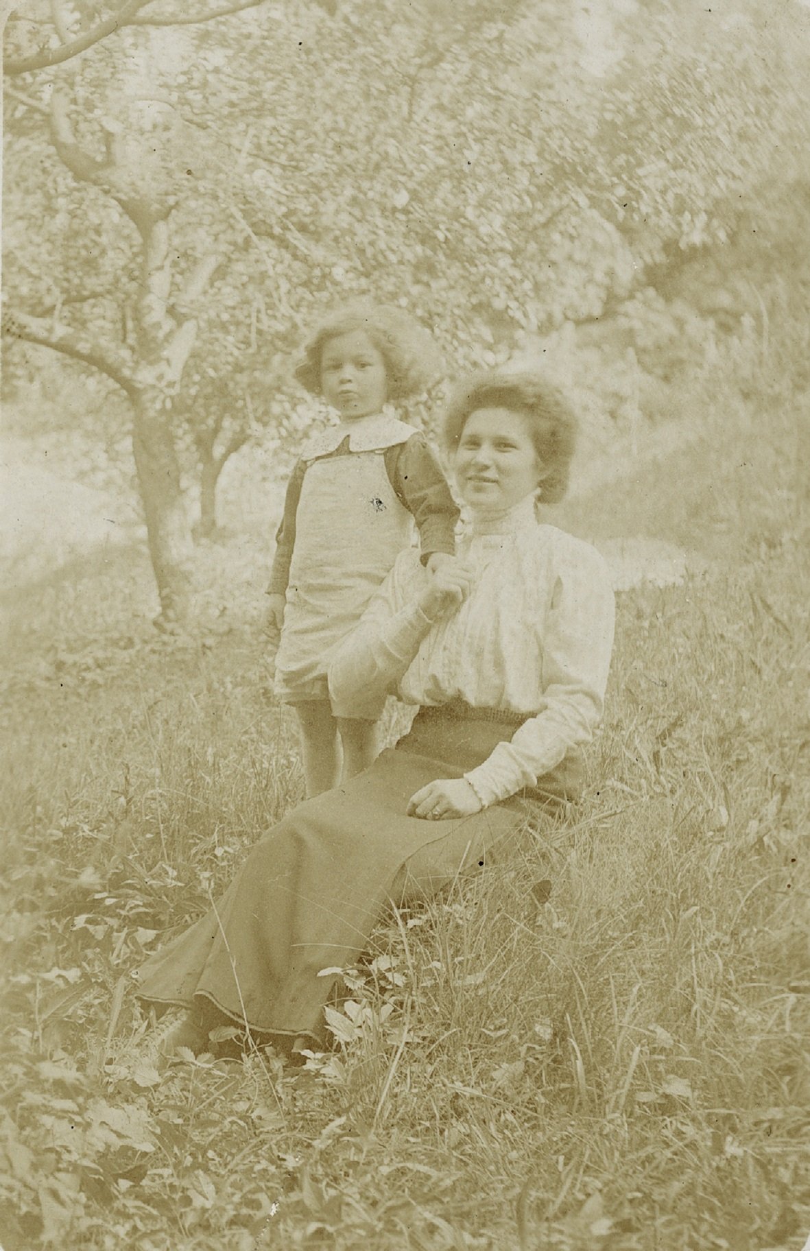 Raimund von Hofmannsthal mit einer jungen Frau auf einer Wiese (Freies Deutsches Hochstift / Frankfurter Goethe-Museum CC BY-NC-SA)