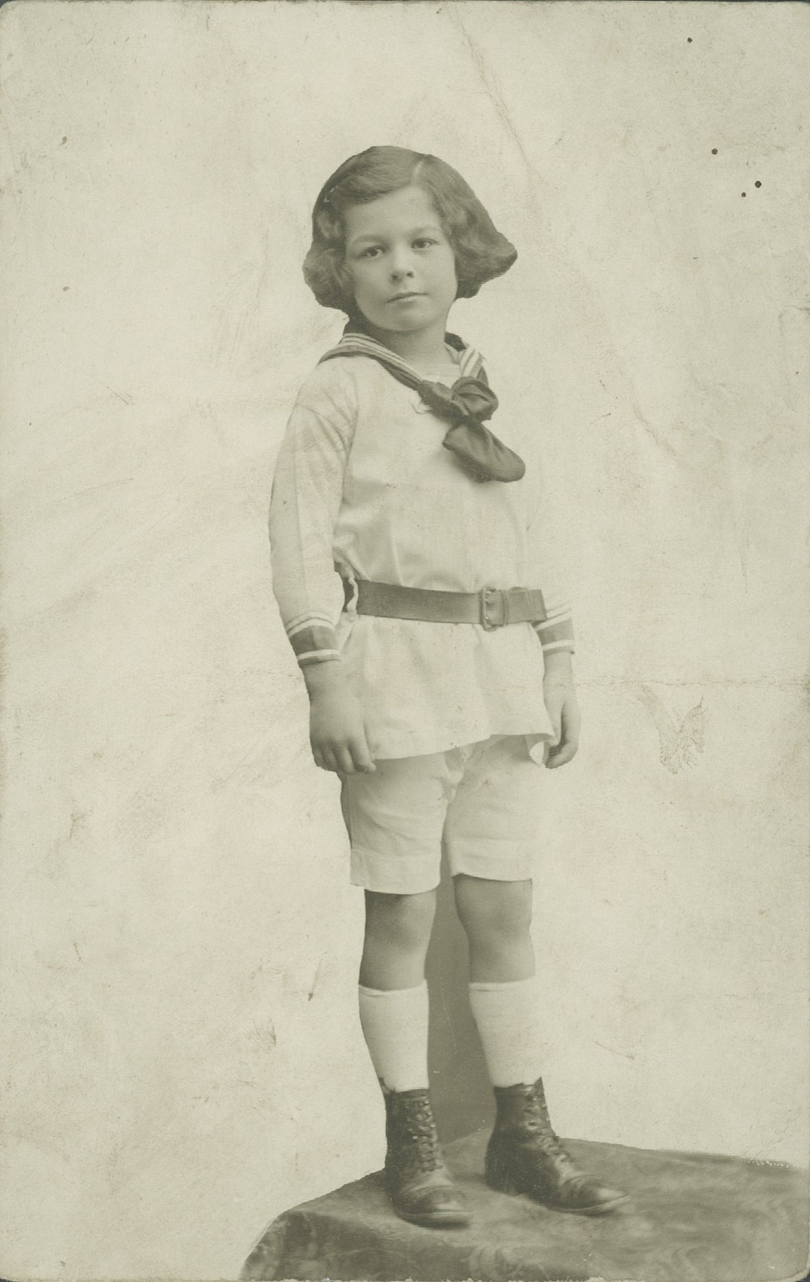 Portrait von Raimund von Hofmannsthal als Junge stehend (Freies Deutsches Hochstift / Frankfurter Goethe-Museum CC BY-NC-SA)