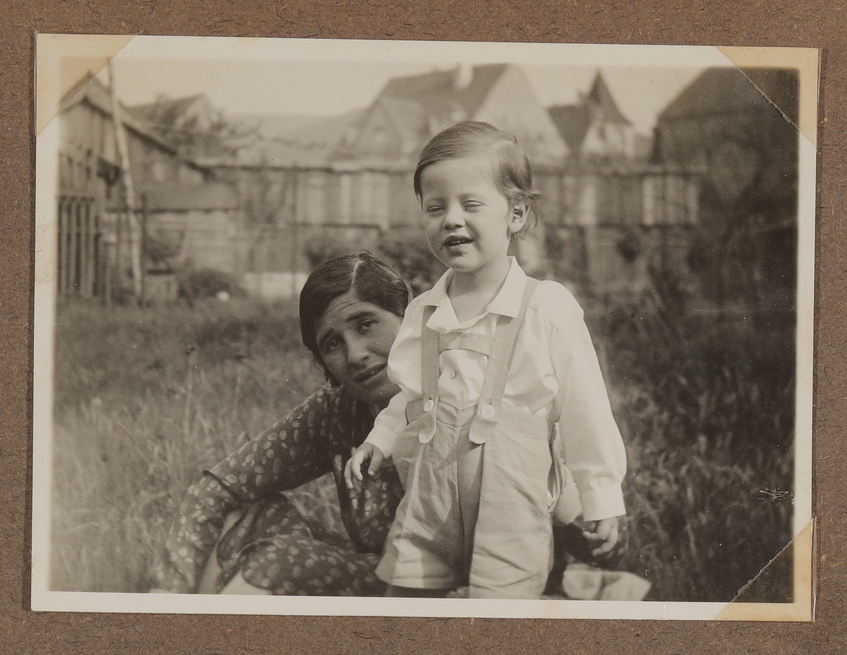 Christiane Zimmer mit ihrem Sohn Christoph im Garten (Vera Graaf CC BY-NC-SA)
