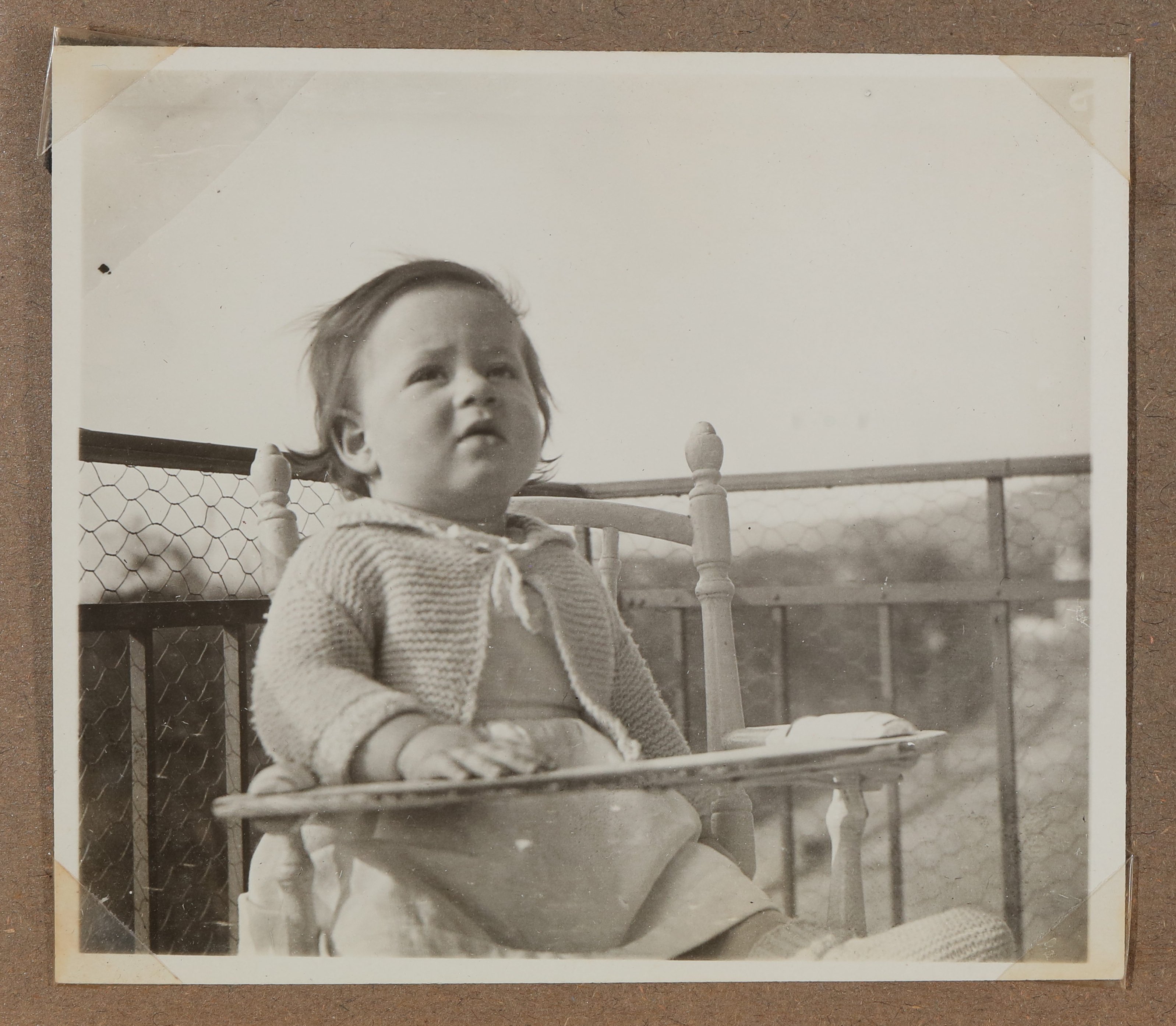 Christiane Zimmers Sohn Andreas im Kinderstuhl auf dem Balkon (Vera Graaf CC BY-NC-SA)