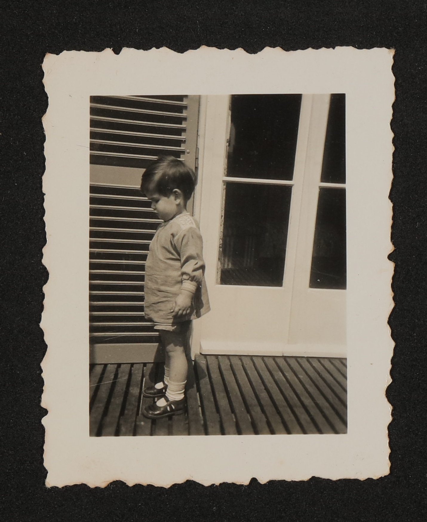 Christiane Zimmers Sohn Andreas auf dem Balkon stehend (Vera Graaf CC BY-NC-SA)