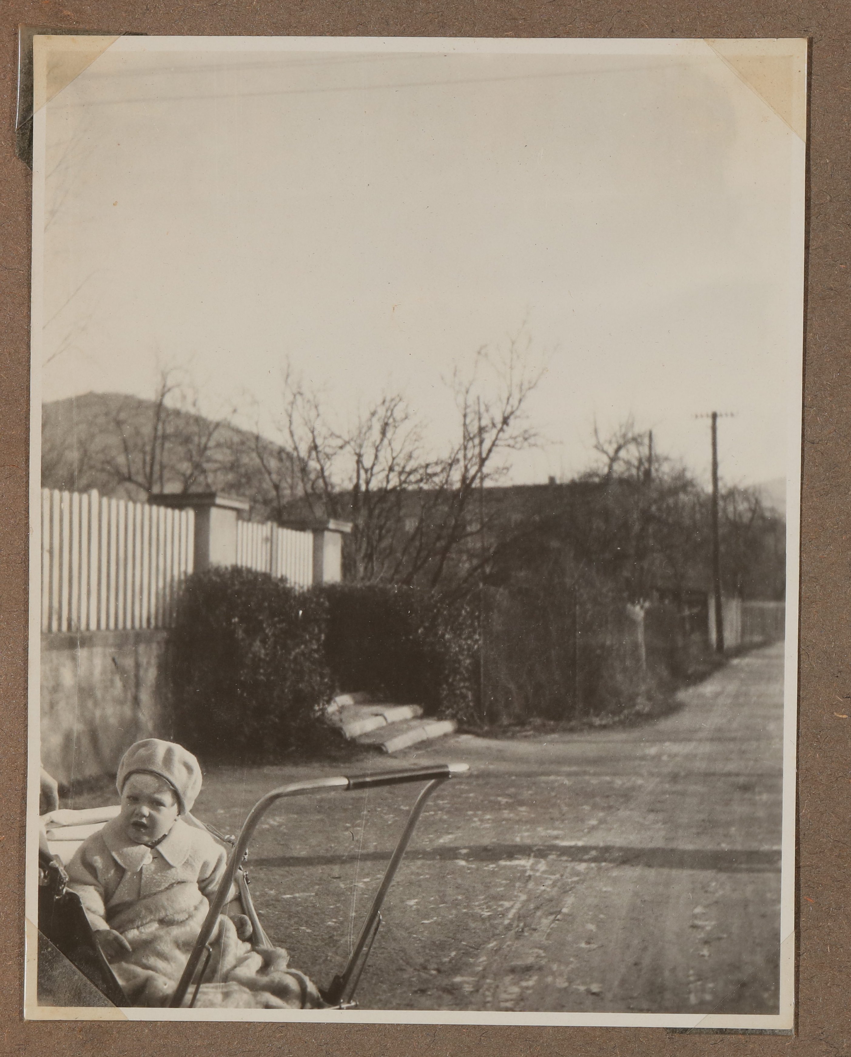 Christiane Zimmers Sohn Christoph mit Mütze im Kinderwagen (Vera Graaf CC BY-NC-SA)