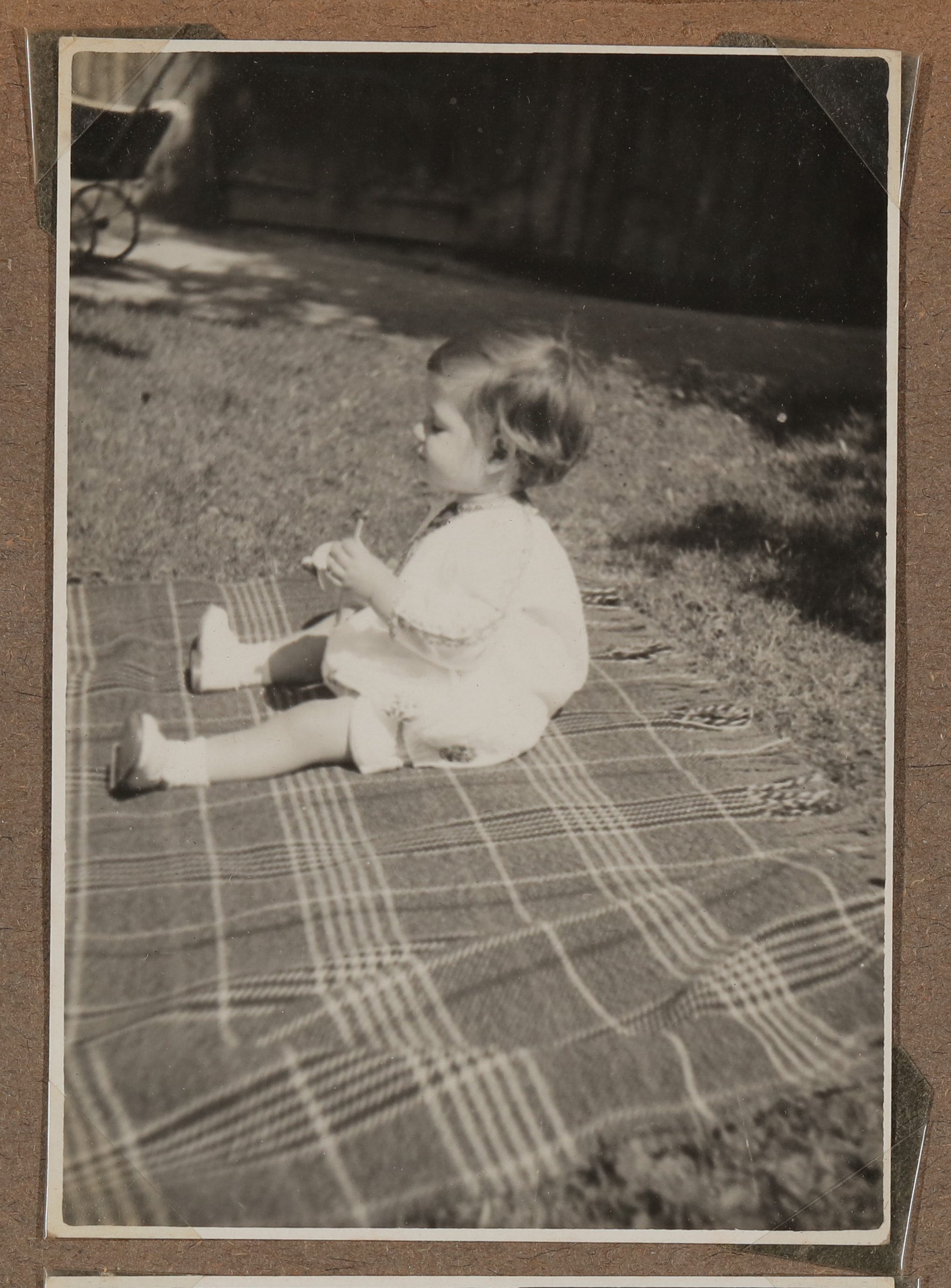 Christiane Zimmers Sohn Andreas auf einer Picknickdecke (Vera Graaf CC BY-NC-SA)