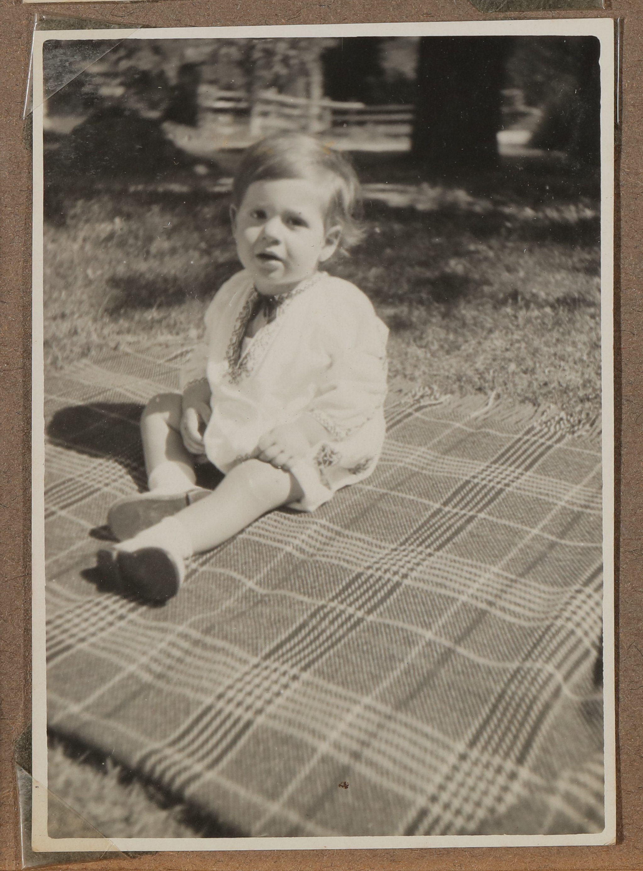 Christiane Zimmers Sohn Andreas auf einer Picknickdecke (Vera Graaf CC BY-NC-SA)