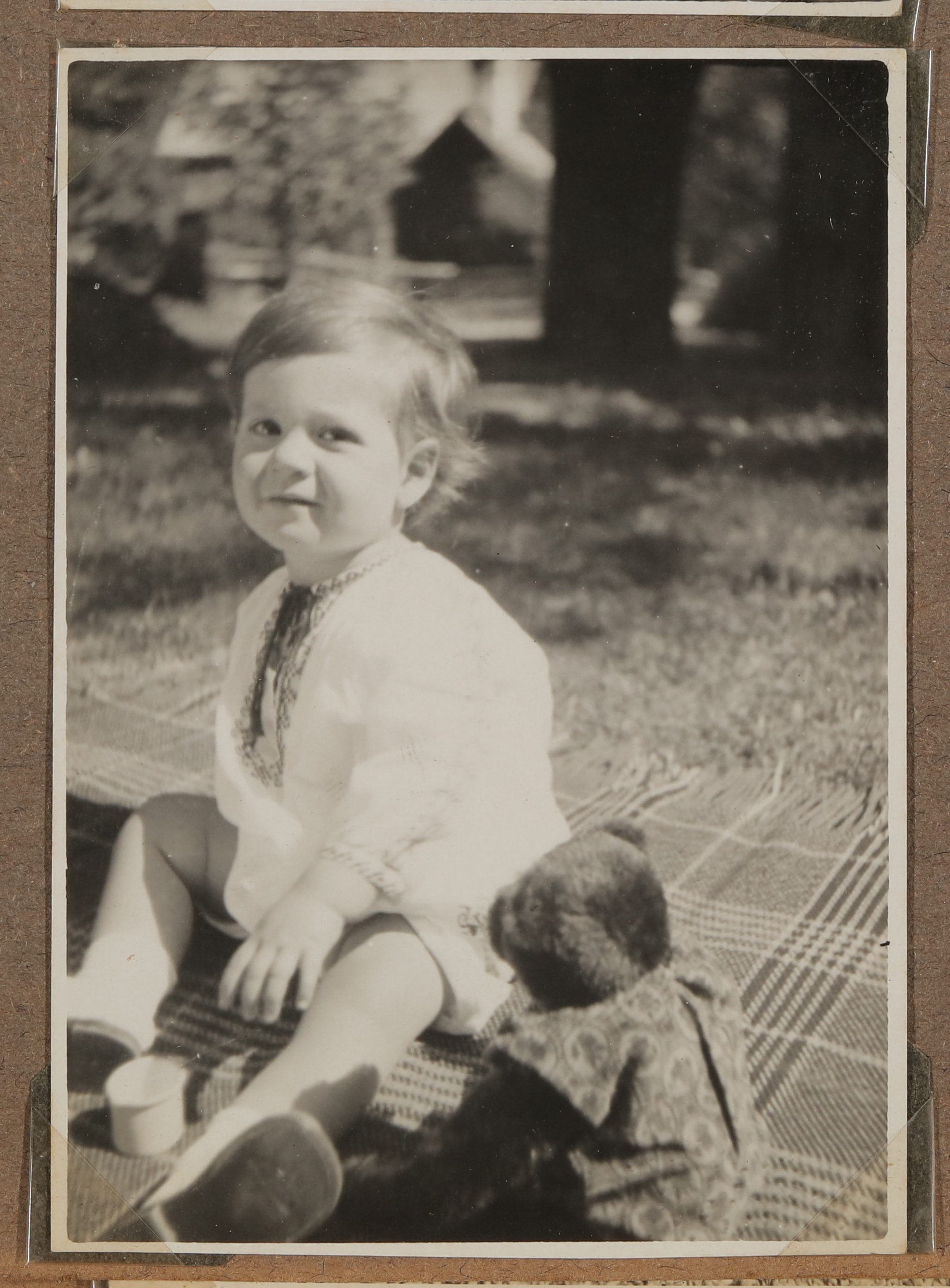Christiane Zimmers Sohn Andreas auf einer Picknickdecke mit Teddybär (Vera Graaf CC BY-NC-SA)