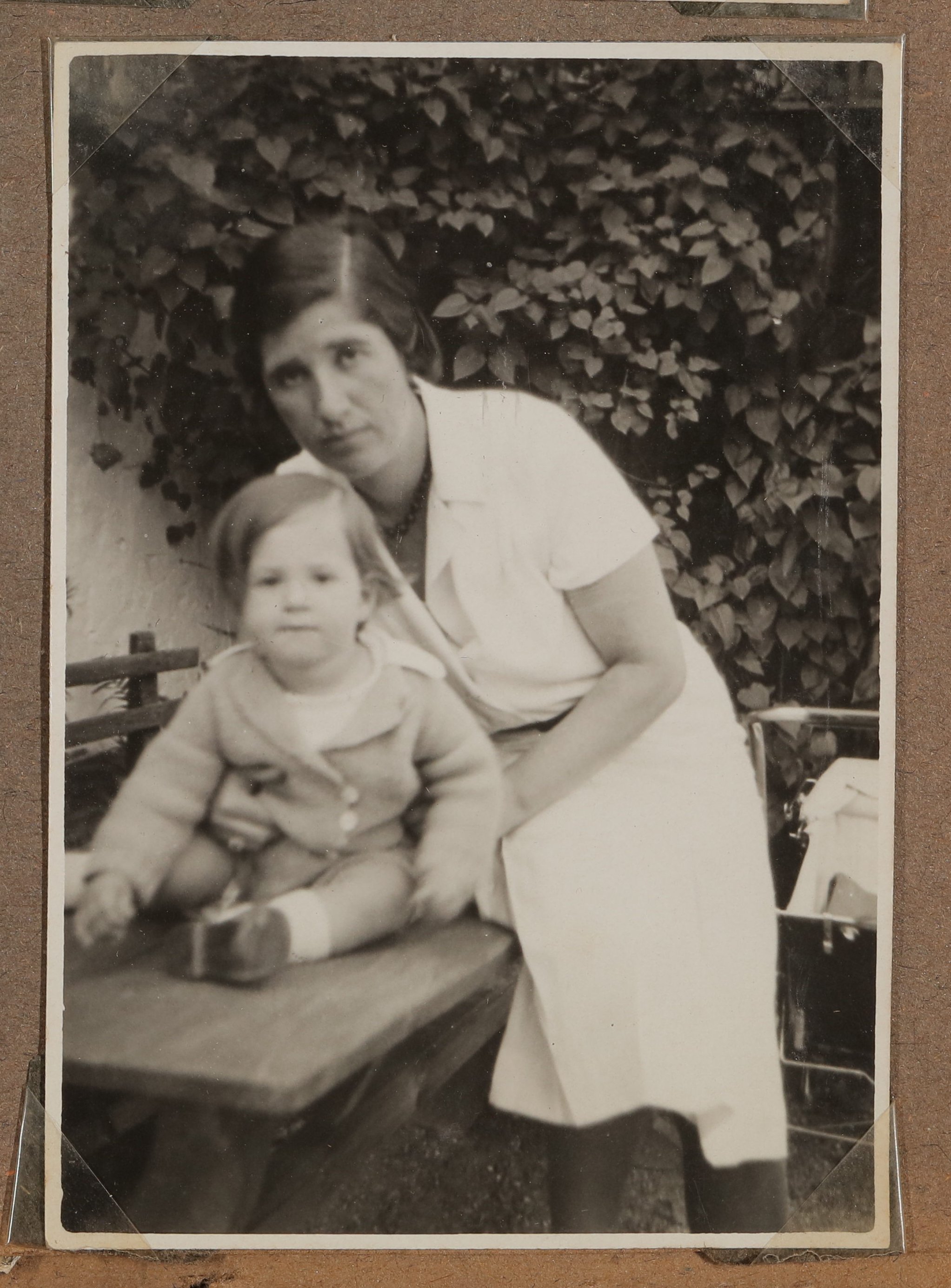 Christiane Zimmer mit Sohn Andreas auf einem Holztisch (Vera Graaf CC BY-NC-SA)