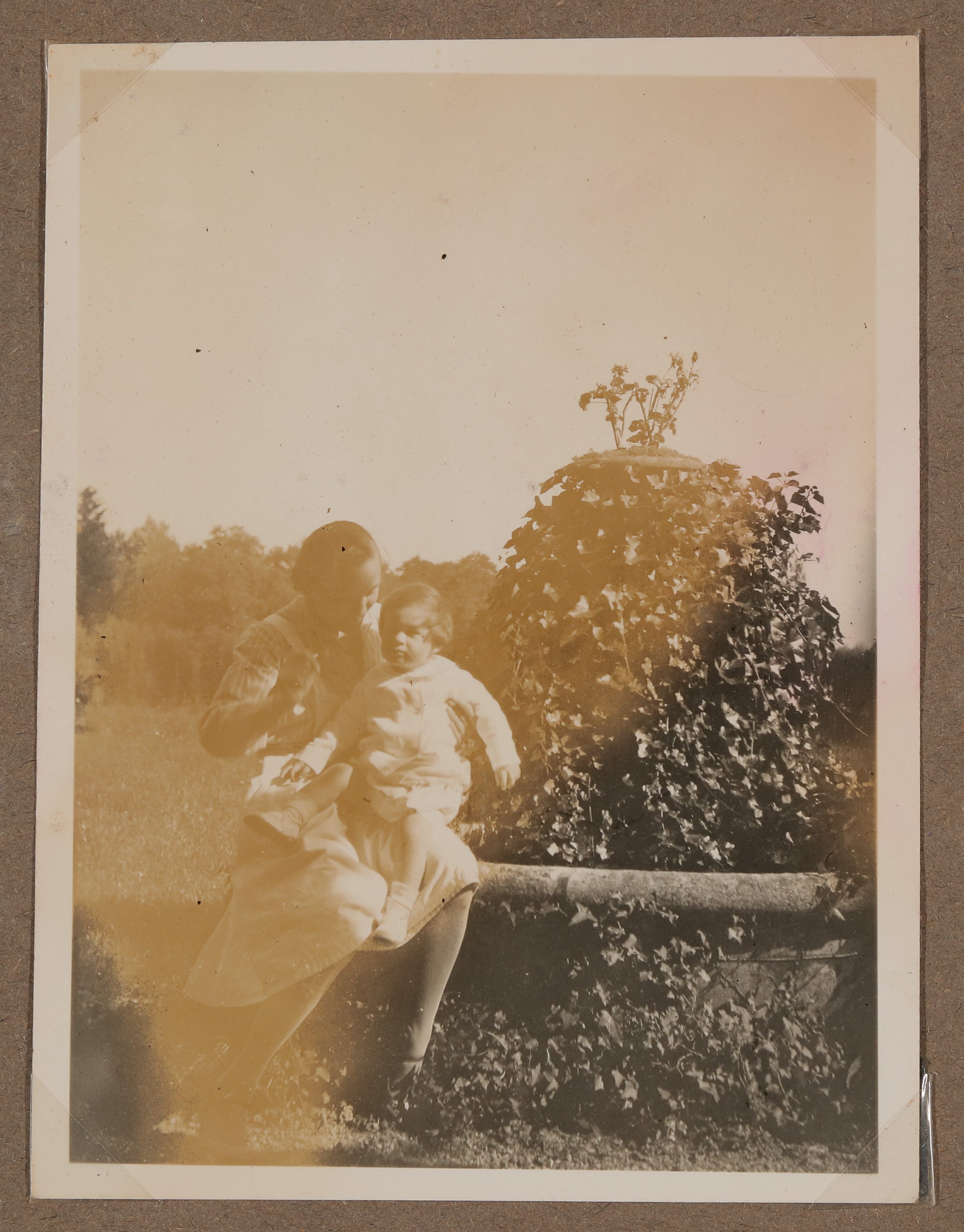 Christiane Zimmers Sohn Andreas mit dem Kindermädchen auf Holzgeländer (Vera Graaf CC BY-NC-SA)
