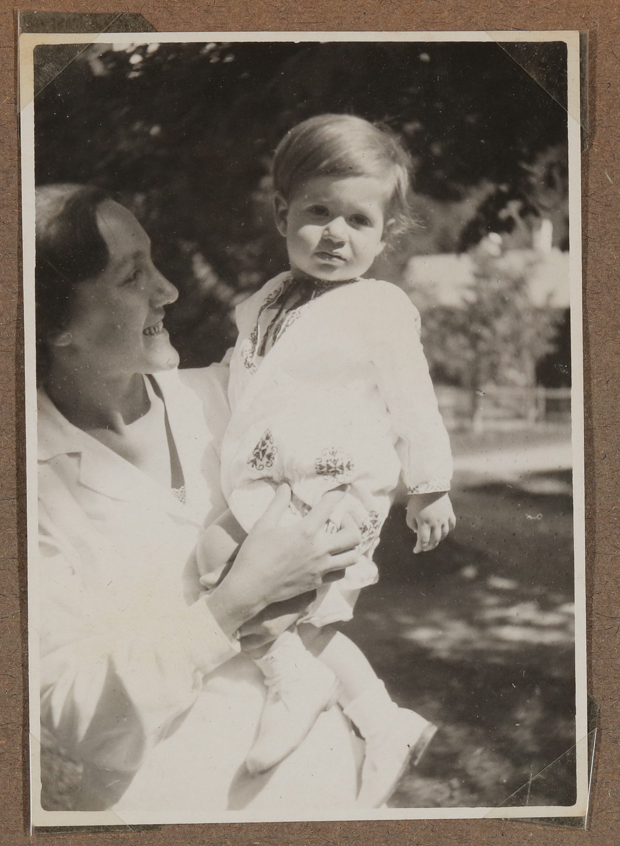 Christiane Zimmers Sohn Andreas auf dem Arm einer jungen Frau (Vera Graaf CC BY-NC-SA)