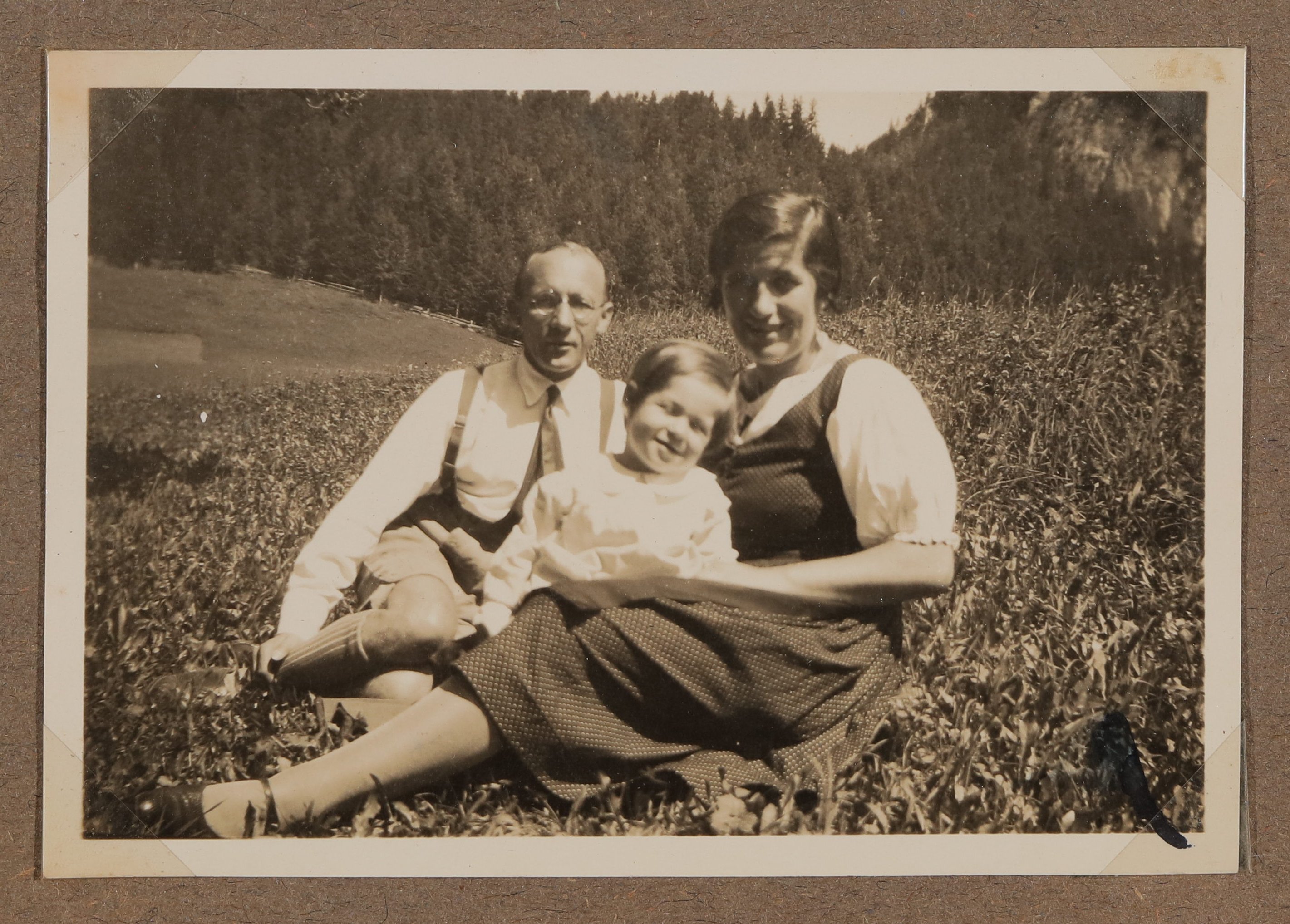 Christiane Zimmer mit Sohn Andreas und einem Mann auf einer Wiese in Aussee (Vera Graaf CC BY-NC-SA)