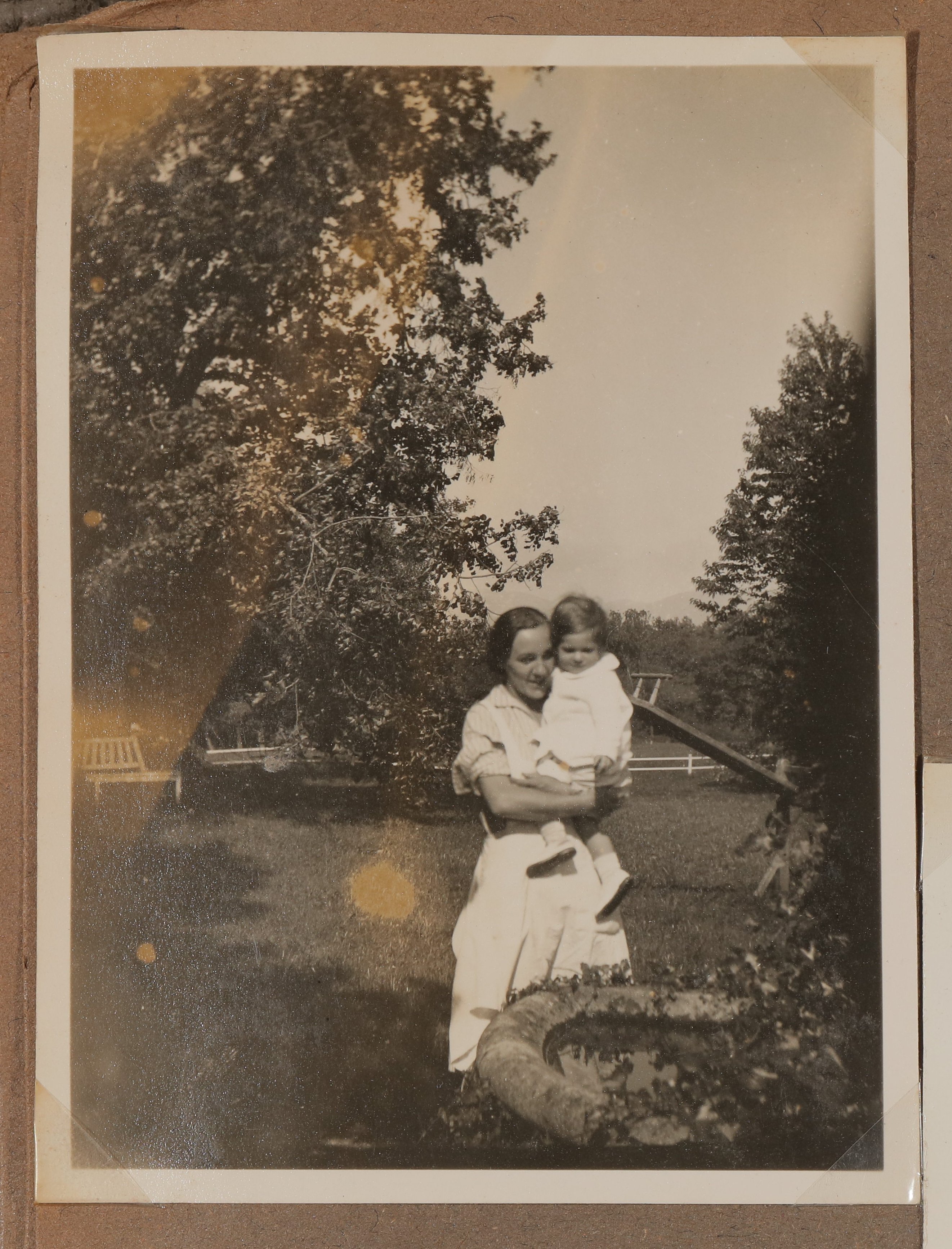 Christiane Zimmers Sohn Andreas auf dem Arm des Kindermädchens auf einer Wiese (Vera Graaf CC BY-NC-SA)