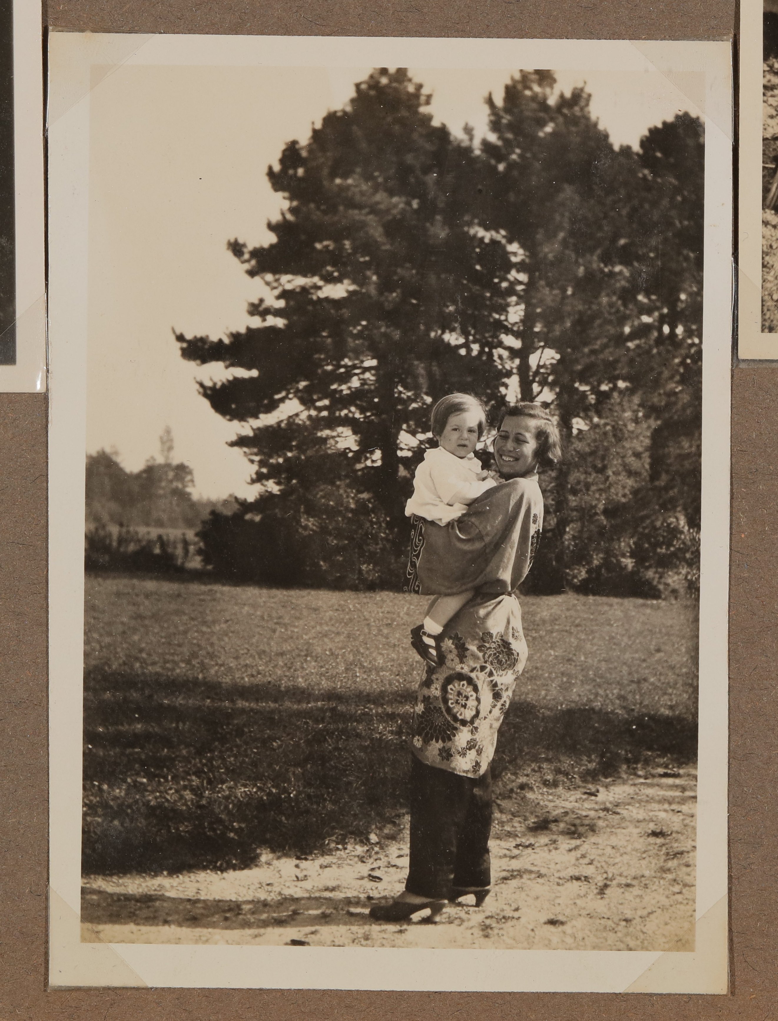 Christiane Zimmers Sohn Andreas auf dem Arm einer Frau auf einer Wiese (Vera Graaf CC BY-NC-SA)