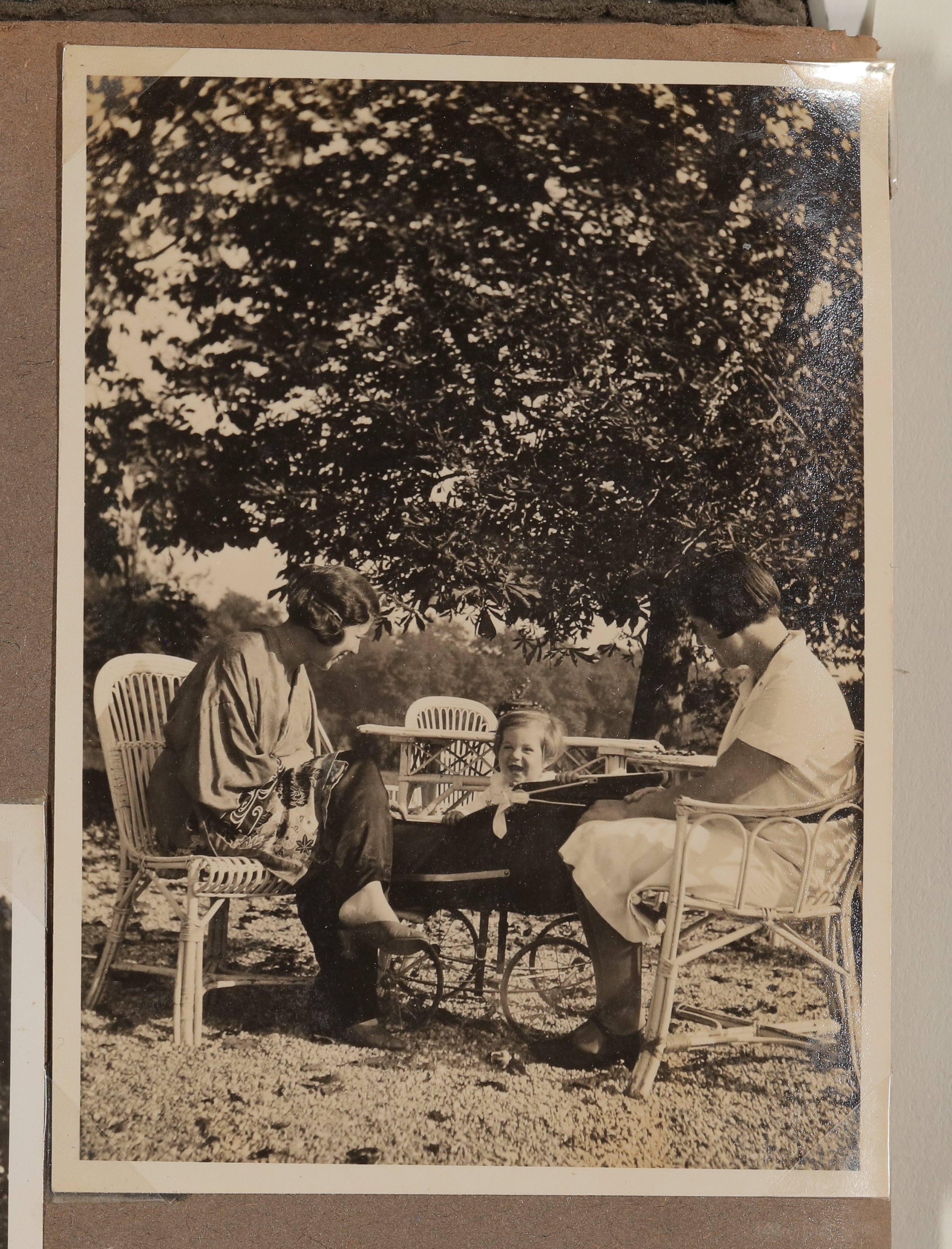 Christiane Zimmer, ihr Sohn Andreas und eine junge Frau sitzen im Garten (Vera Graaf CC BY-NC-SA)