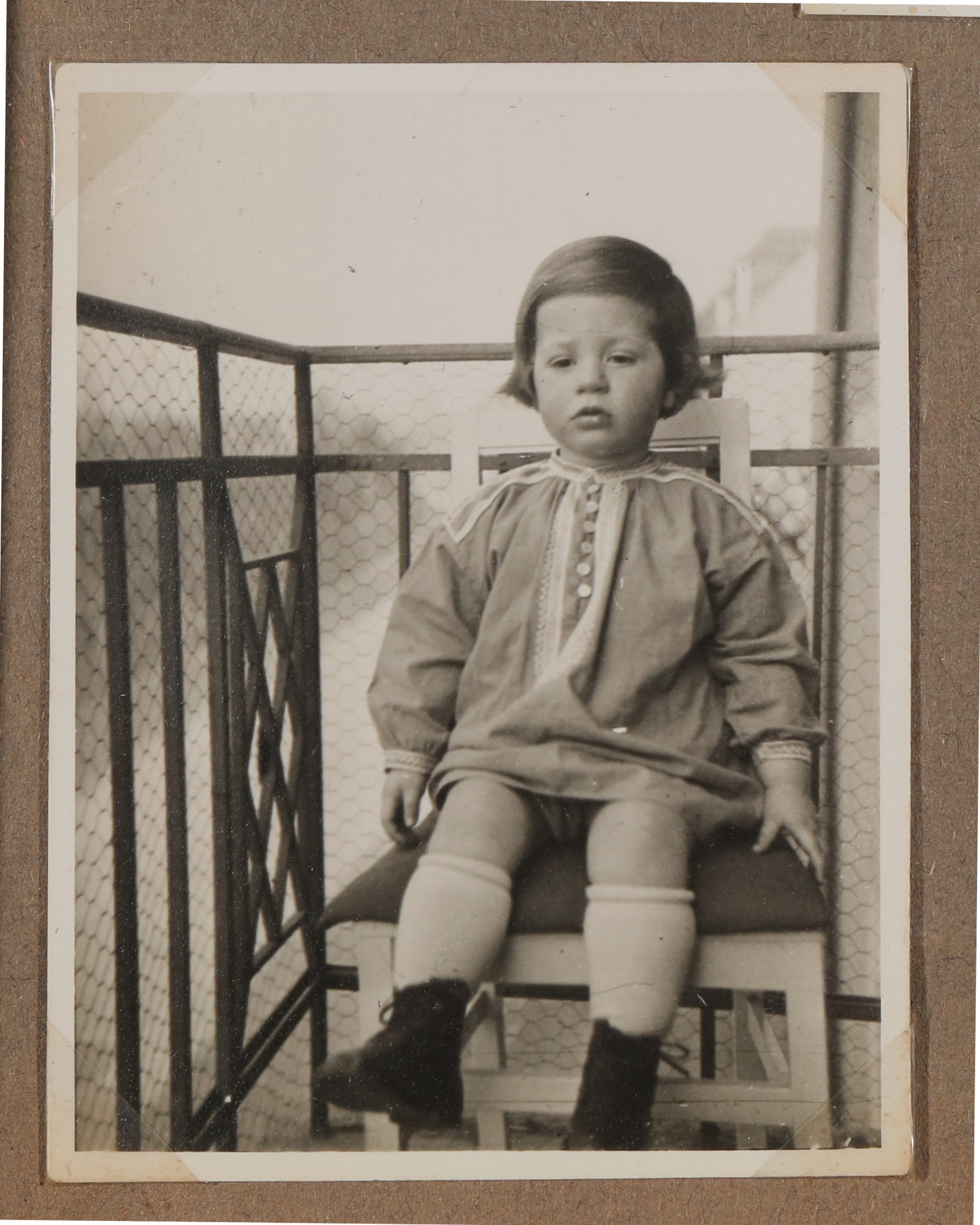 Christiane Zimmers Sohn Andreas auf dem Balkon sitzend (Vera Graaf CC BY-NC-SA)