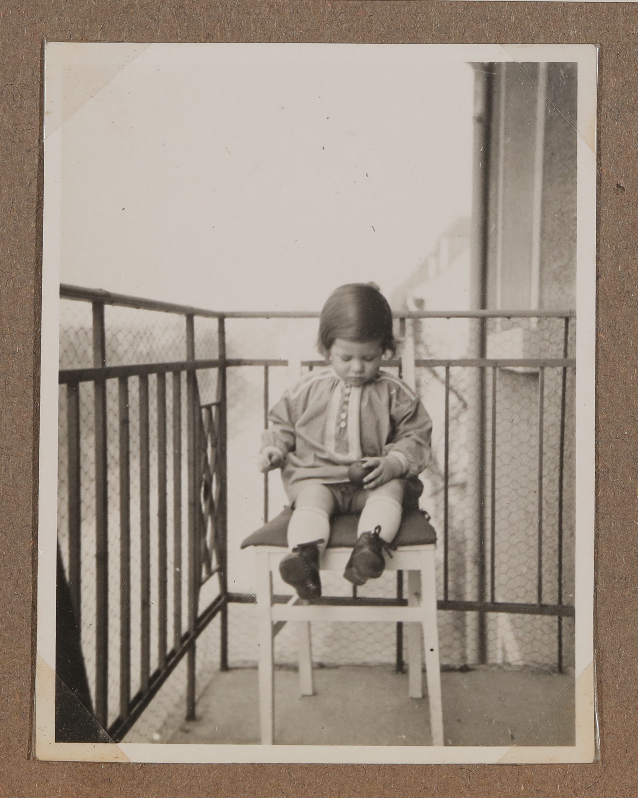 Christiane Zimmers Sohn Andreas auf dem Balkon sitzend mit Ball (Vera Graaf CC BY-NC-SA)