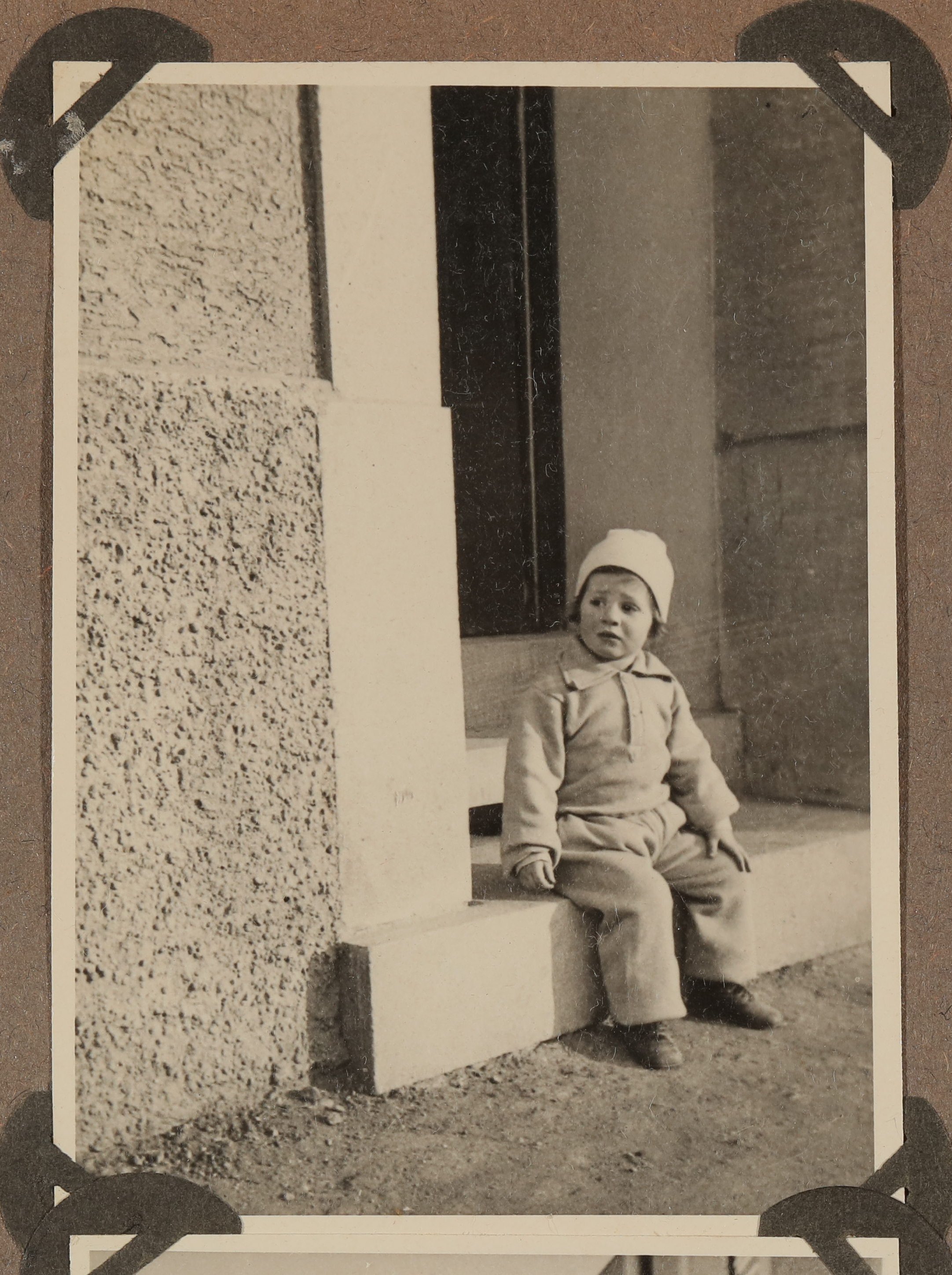 Christiane Zimmers Sohn Andreas sitzt auf einer Stufe (Vera Graaf CC BY-NC-SA)