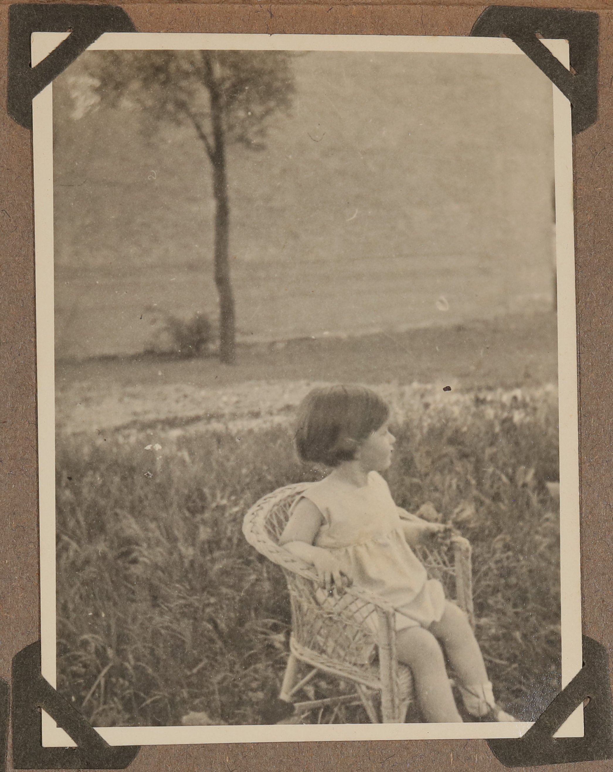 Christiane Zimmers Sohn Andreas sitzt im Korbstuhl (Vera Graaf CC BY-NC-SA)