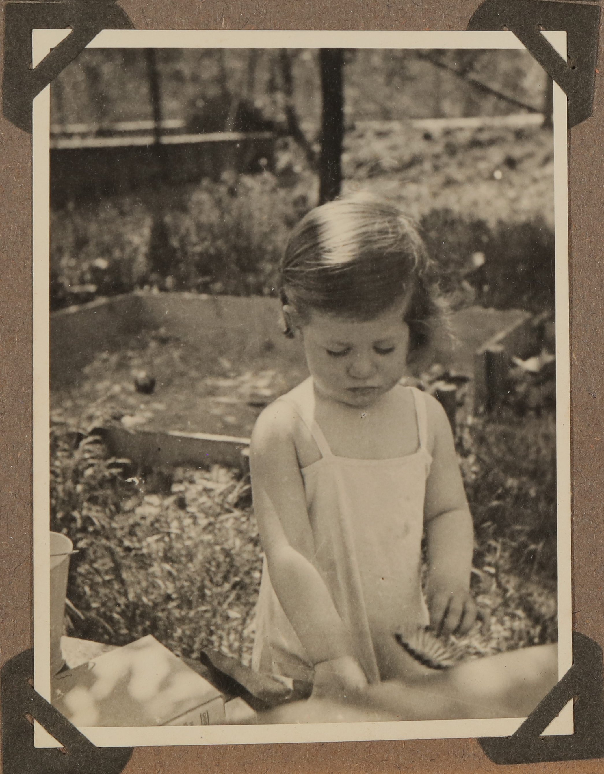 Christiane Zimmers Sohn Andreas im Hemd im Garten (Vera Graaf CC BY-NC-SA)