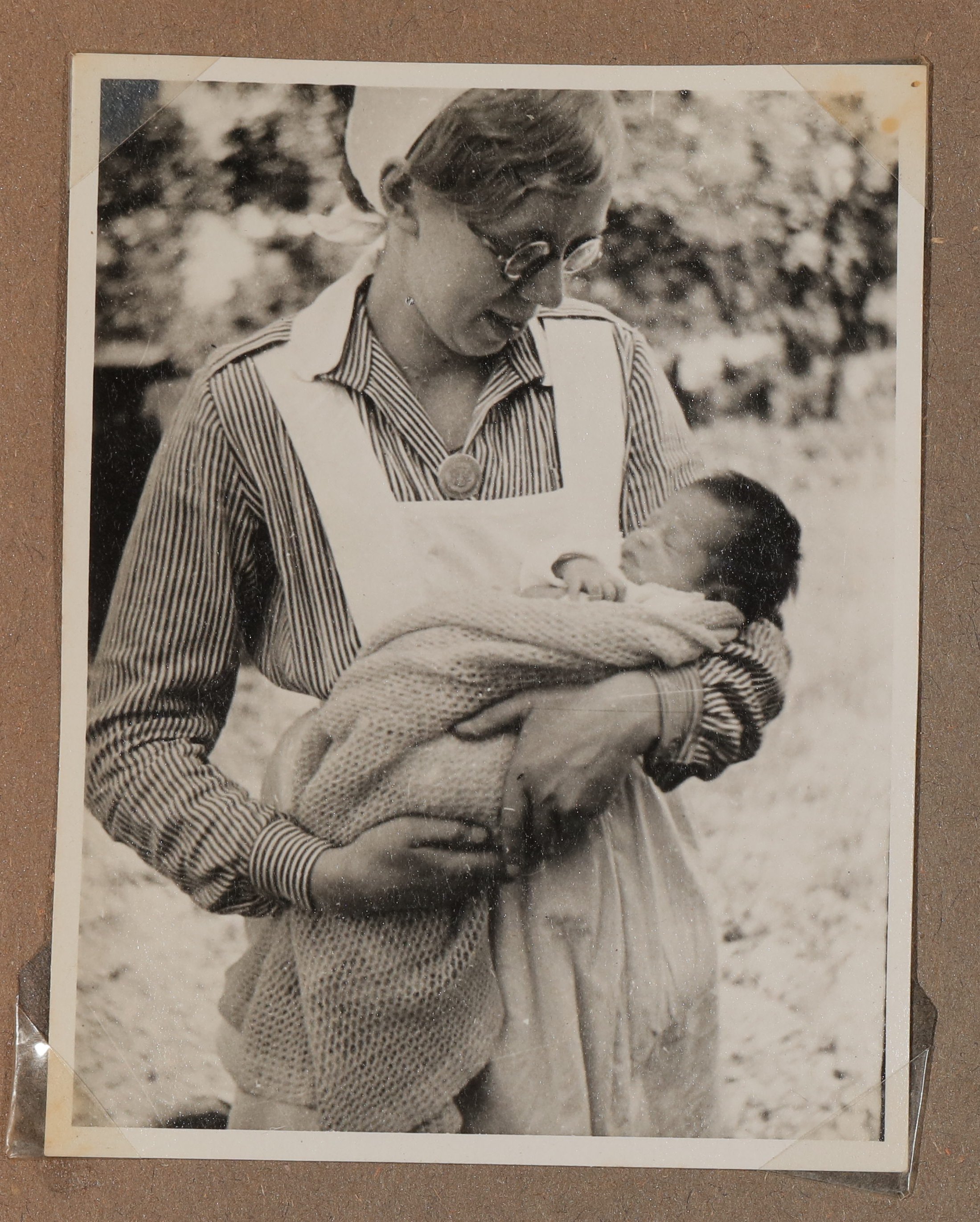 Christiane Zimmers Sohn Clemens als Säugling auf dem Arm des Kindermädchens (Vera Graaf CC BY-NC-SA)