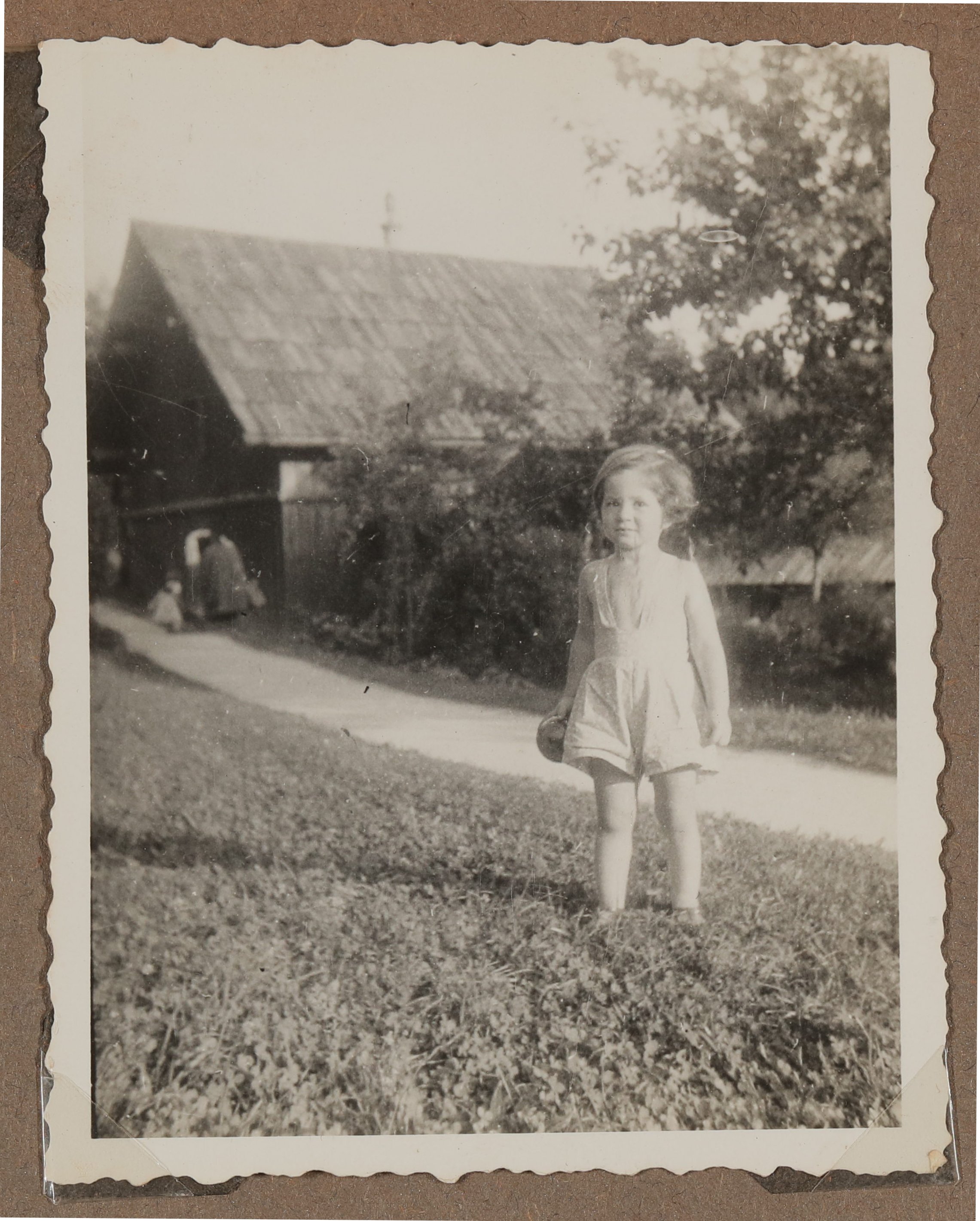 Christiane Zimmers Sohn Andreas auf einer Wiese vor einem Haus stehend (Vera Graaf CC BY-NC-SA)