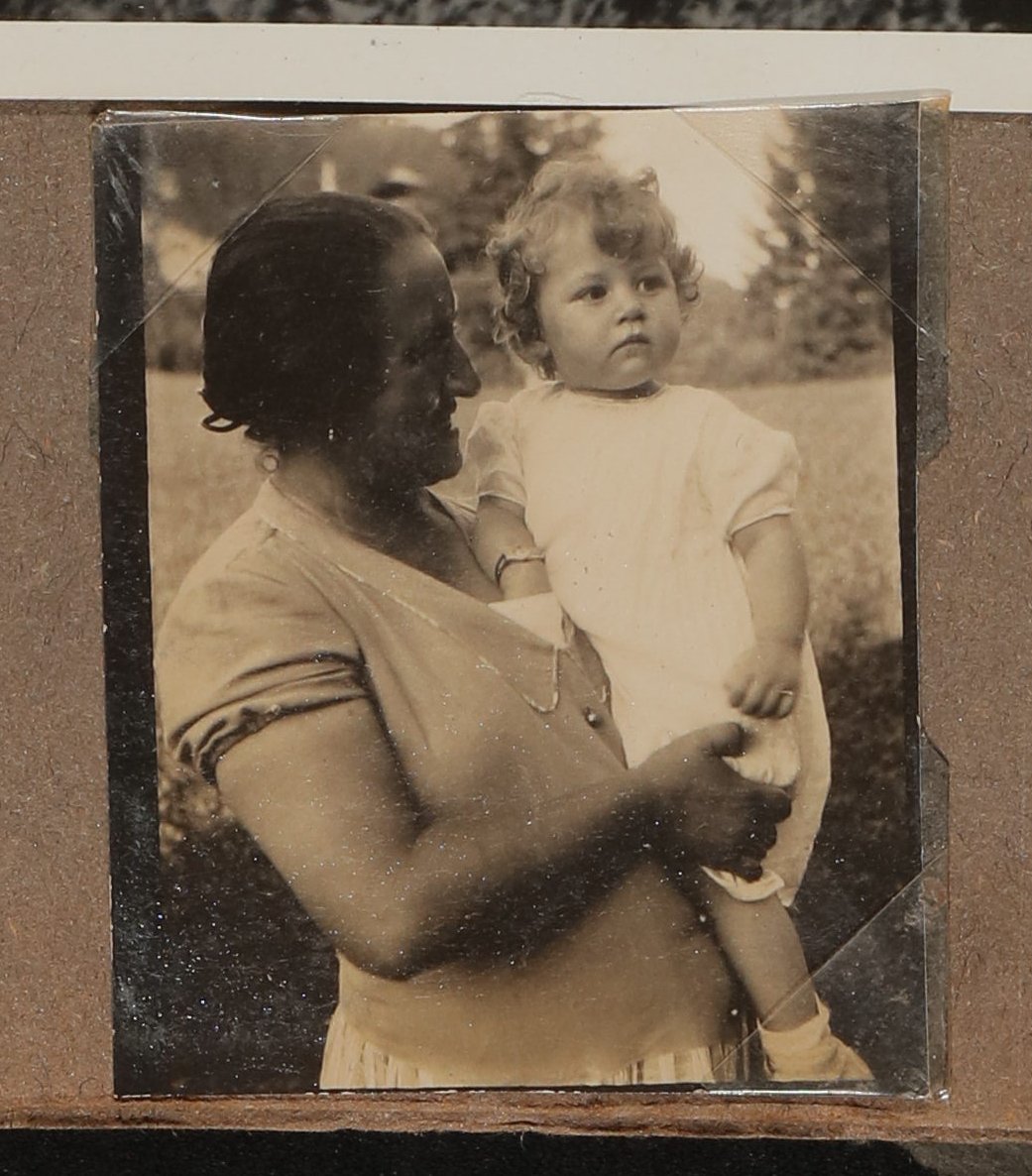 Christiane Zimmer s Sohn Clemens auf dem Arm einer unbekannten Frau (Vera Graaf CC BY-NC-SA)