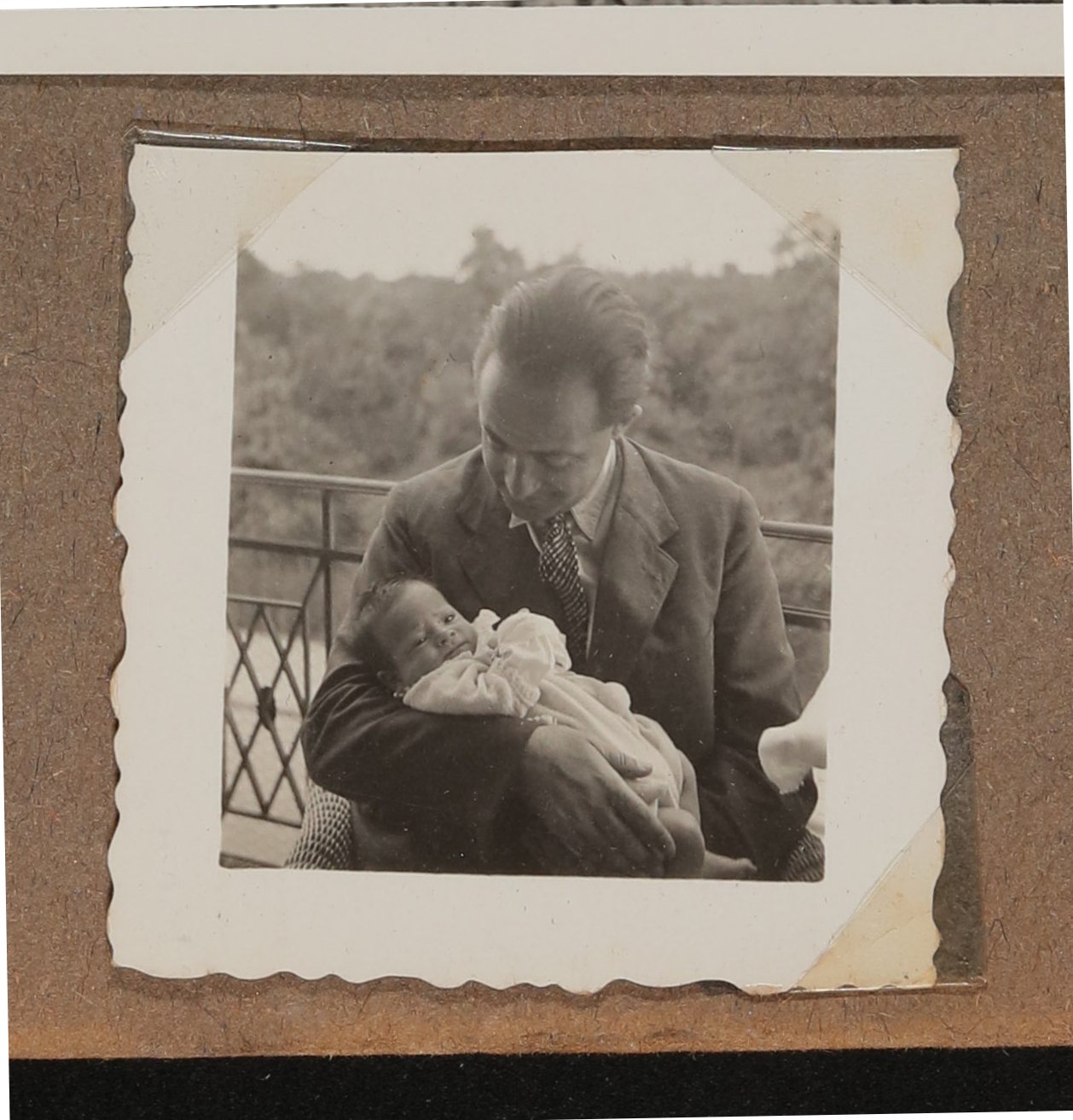 Heinrich Zimmer mit seinem Sohn Clemens auf dem Arm (Vera Graaf CC BY-NC-SA)