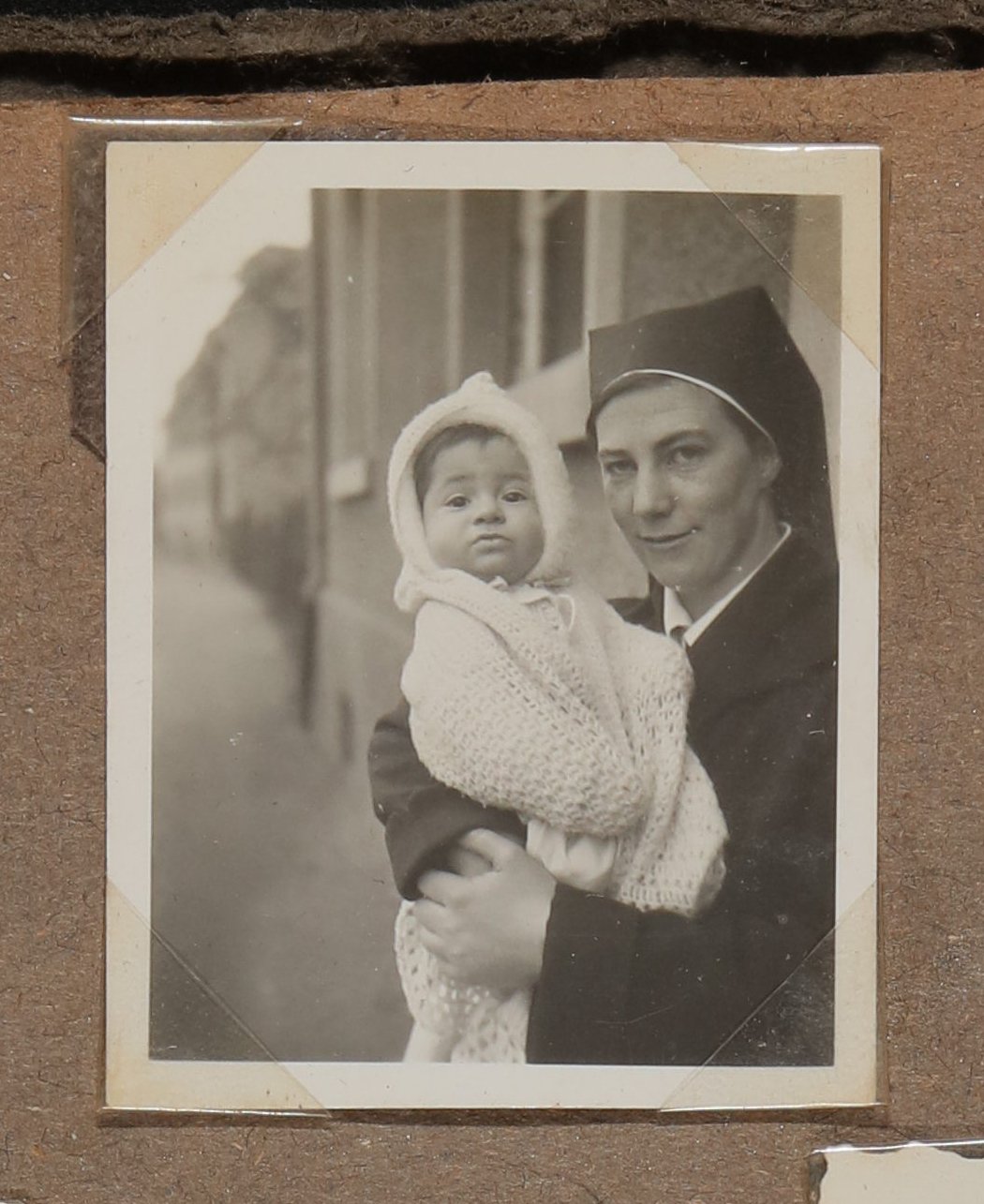 Christiane Zimmers Sohn Clemes auf dem Arm einer Nonne (Vera Graaf CC BY-NC-SA)
