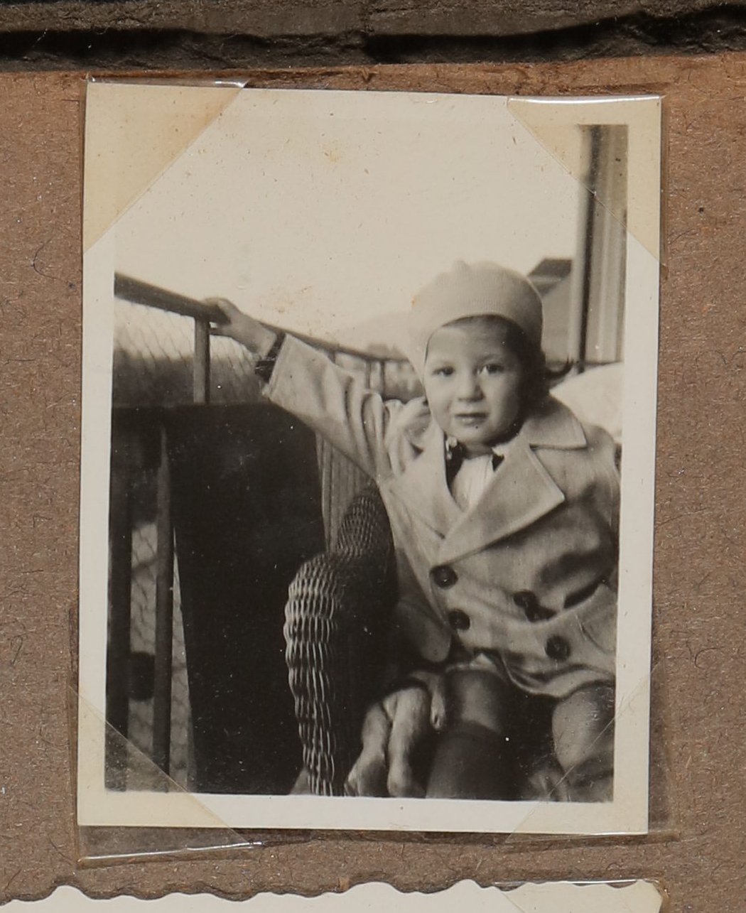 Christiane Zimmers Sohn Andreas im Mantel und mit Mütze auf dem Balkon (Vera Graaf CC BY-NC-SA)
