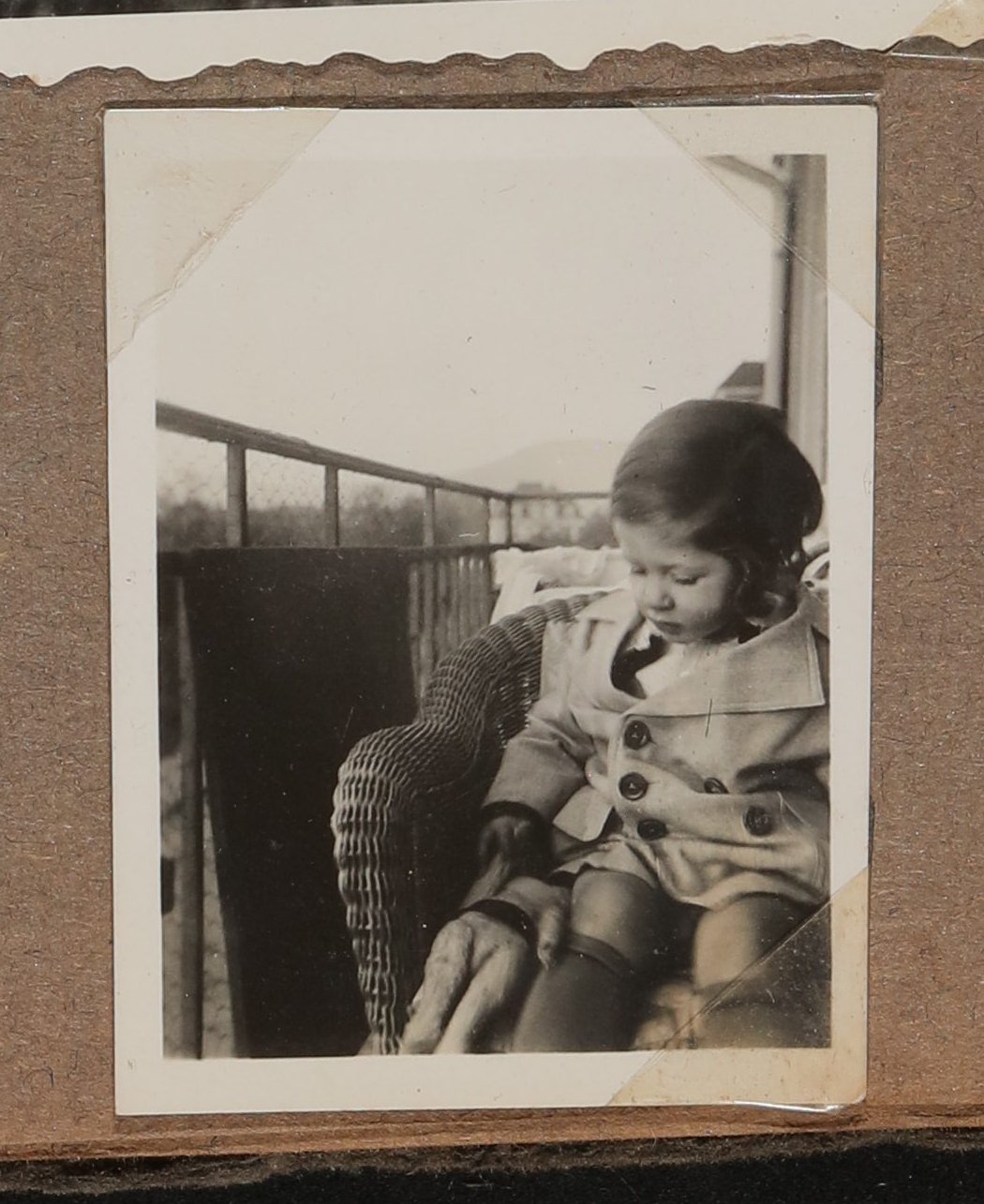 Christiane Zimmers Sohn Andreas im Mantel auf dem Balkon (Vera Graaf CC BY-NC-SA)