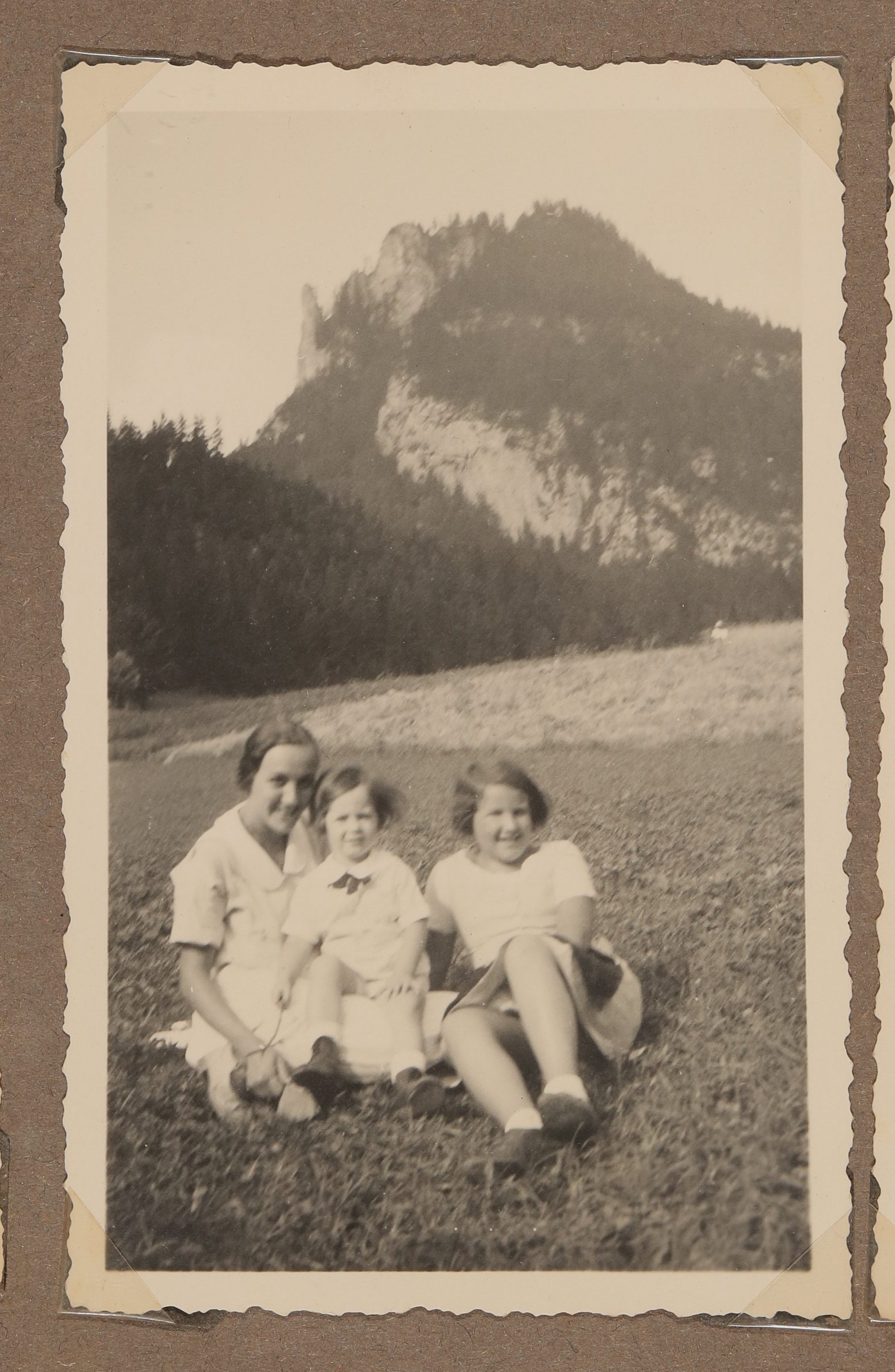 Christiane Zimmers Sohn Andreas mit zwei jungen Damen auf einer Wiese (Vera Graaf CC BY-NC-SA)