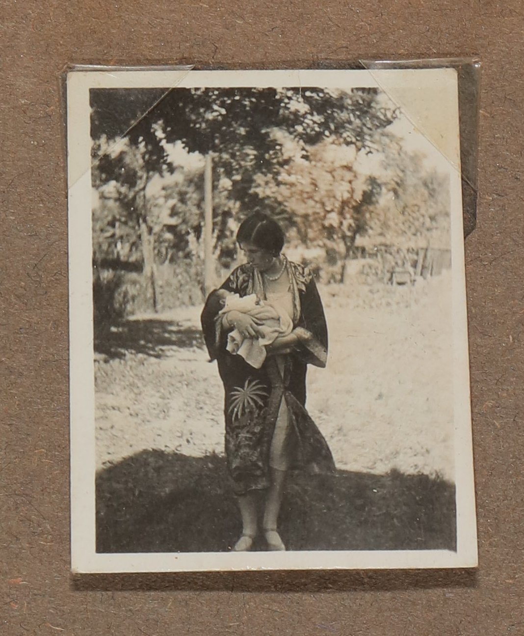 Christiane Zimmer im Kimono mit ihrem Sohn Clemens auf dem Arm (Vera Graaf CC BY-NC-SA)