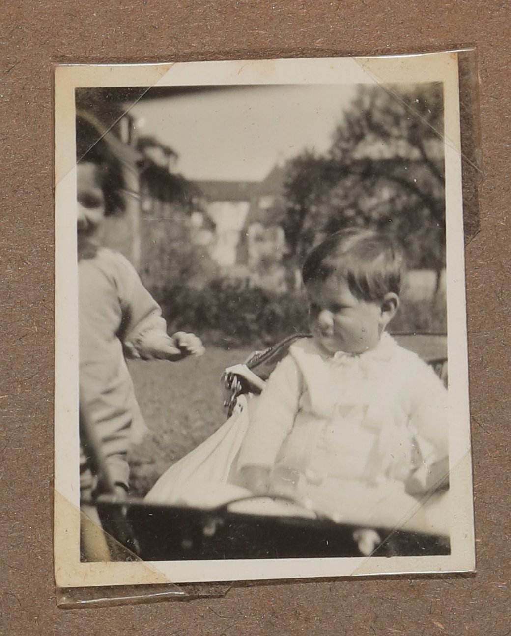 Christiane Zimmers Clemens im Kinderwagen, Bruder Andreas links daneben (Vera Graaf CC BY-NC-SA)