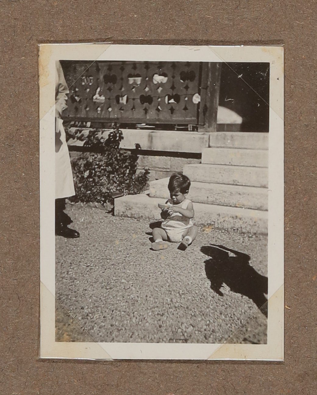 Christiane Zimmers Sohn Clemens sitzt vor einer Treppe (Vera Graaf CC BY-NC-SA)