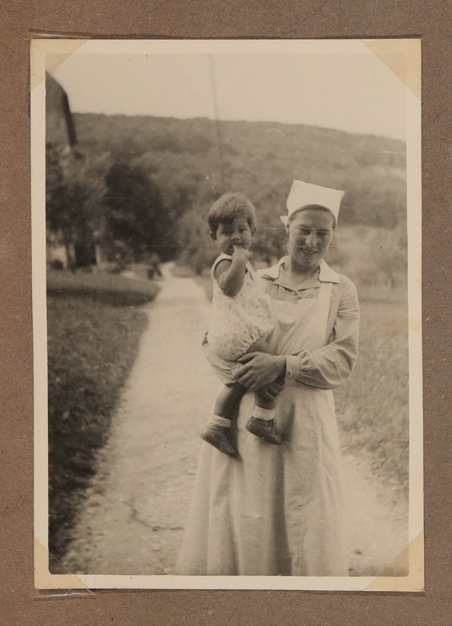Christiane Zimmers Sohn Clemens auf dem Arm eines Kindermädchens (Vera Graaf CC BY-NC-SA)