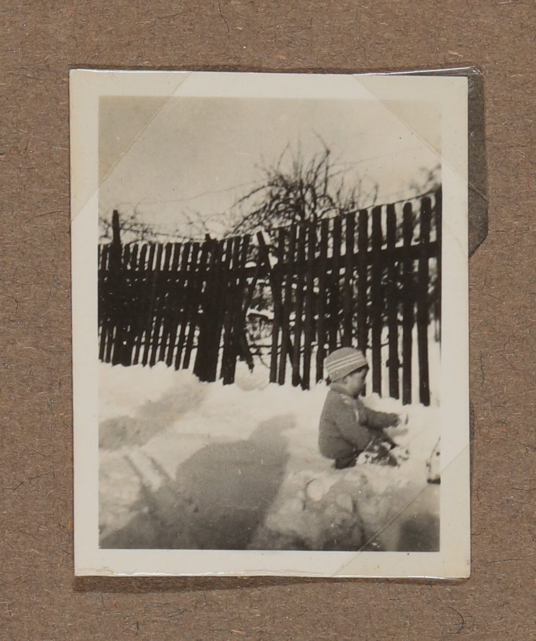Christiane Zimmers Sohn Clemenssitzt im Schnee (Vera Graaf CC BY-NC-SA)