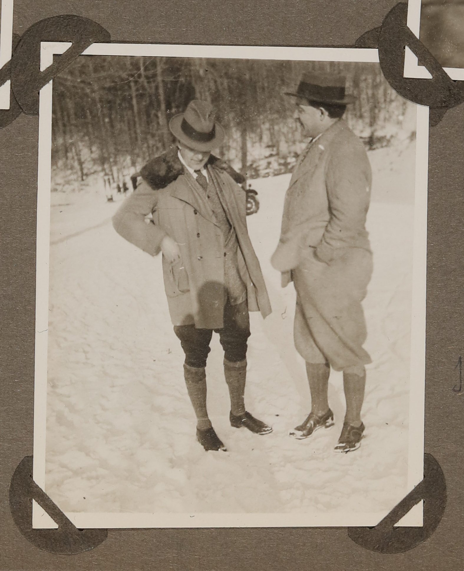 Heinrich Zimmer und ein Herr im Schnee stehend (Vera Graaf CC BY-NC-SA)