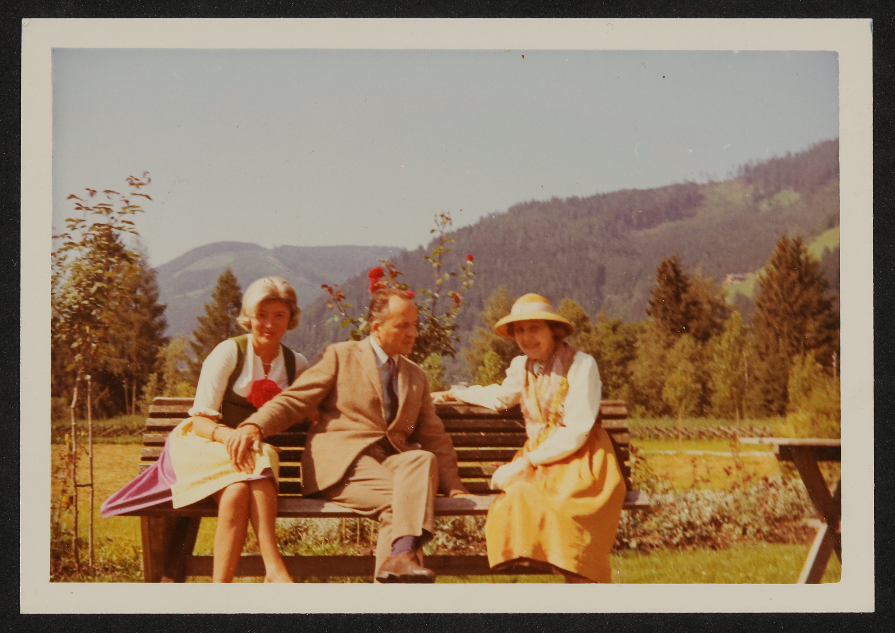 Grete Wiesenthal mit ihrem Sohn Martin Lang und dessen Frau in Aussee (Vera Graaf CC BY-NC-SA)