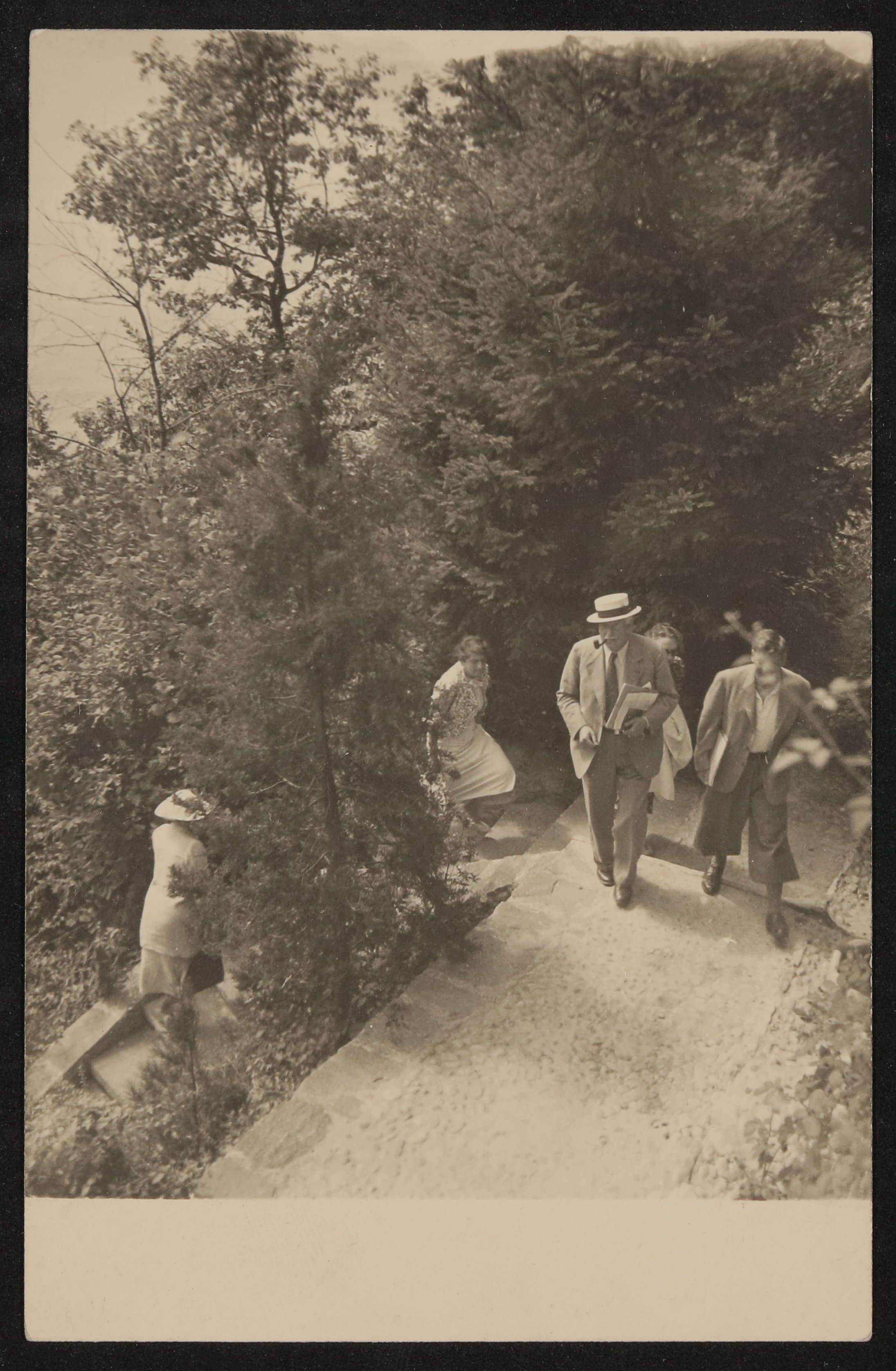 Carl Gustav Jung (?) mit weiteren Personen auf einer Wanderung in Ascona (Vera Graaf CC BY-NC-SA)