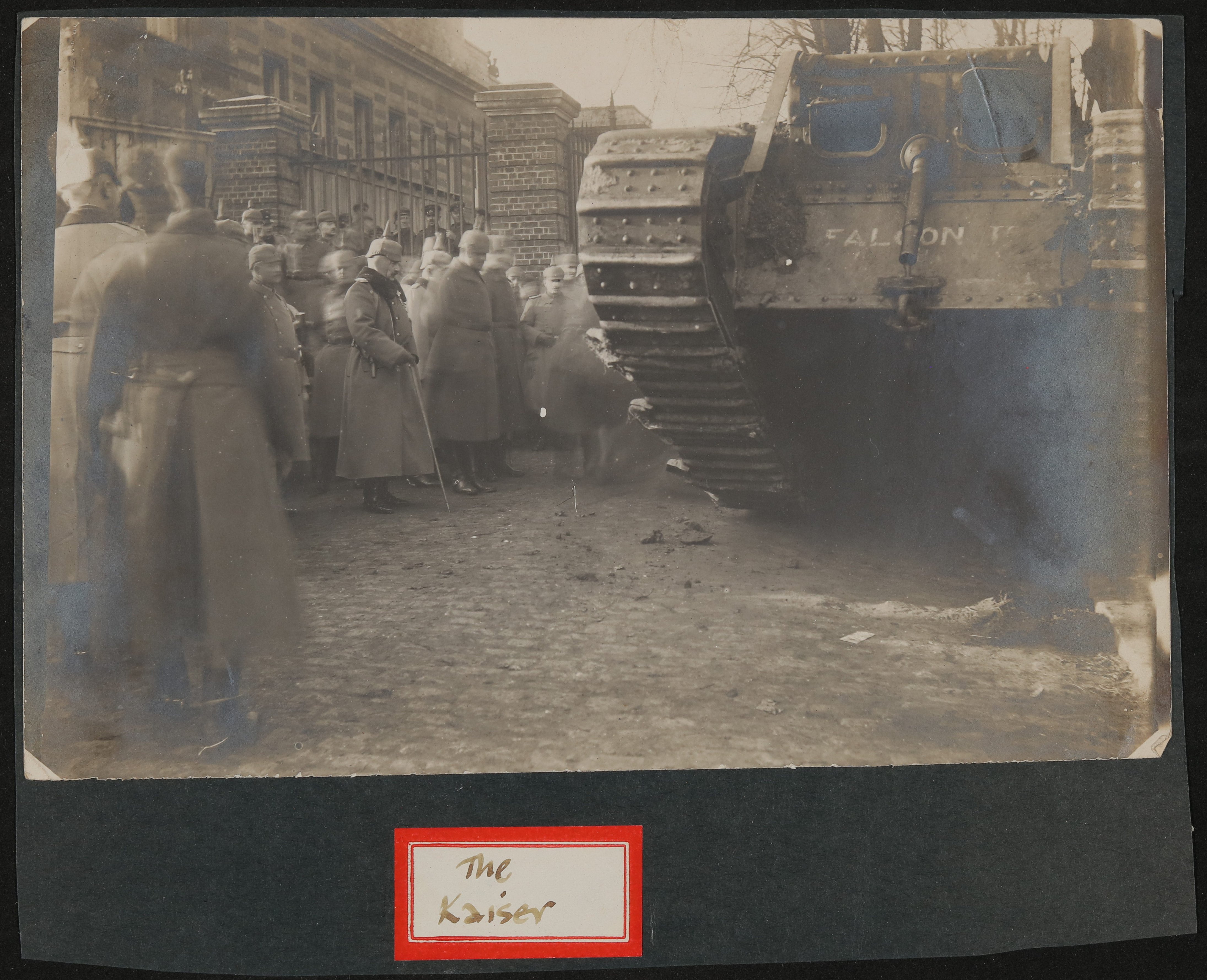Kaiser Wilhelm II. mit preußischem Spitzhelm mit einem Panzer (Vera Graaf CC BY-NC-SA)