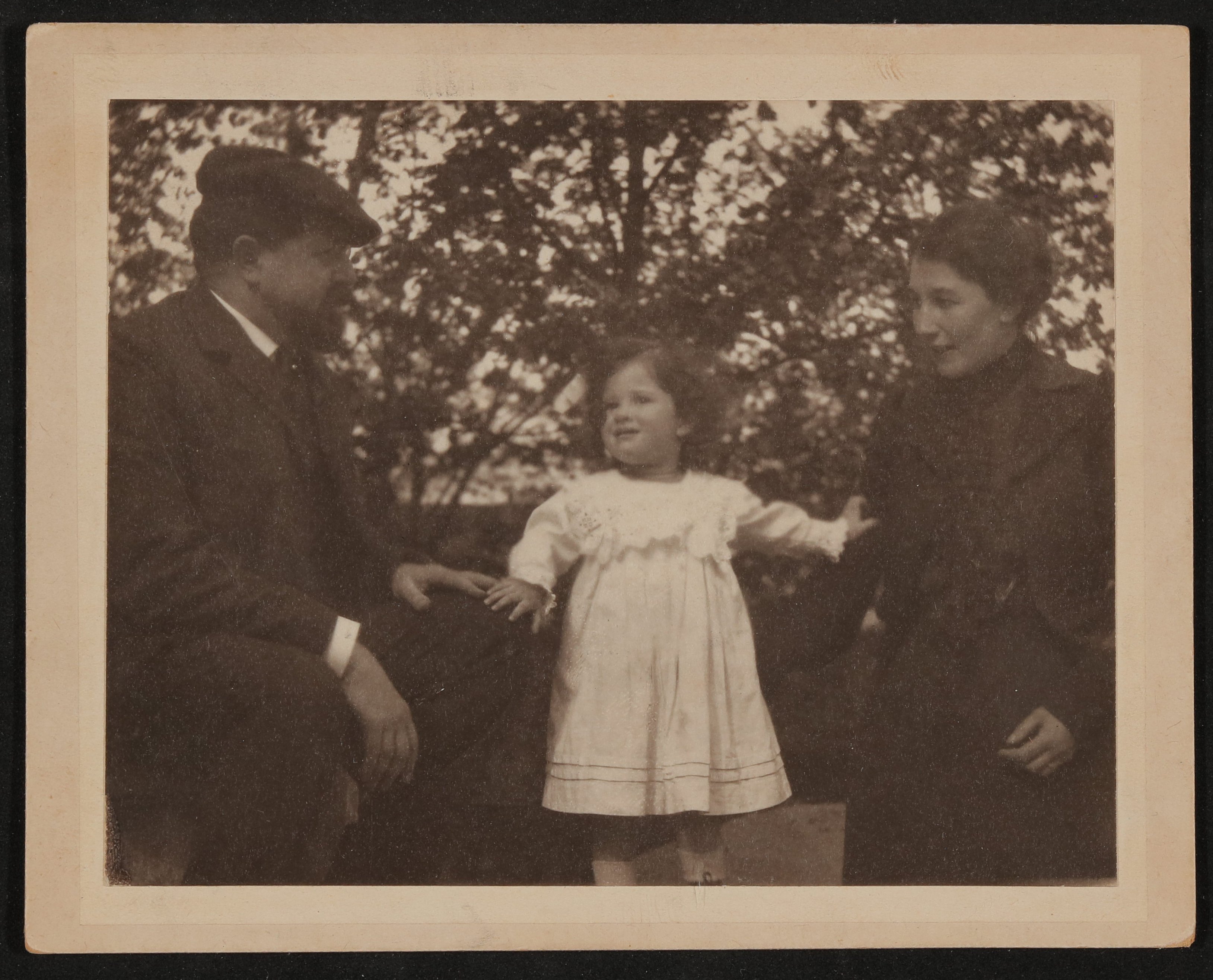 Gerty von Hofmannsthal mit Christiane als Kind und einem Mann (Vera Graaf CC BY-NC-SA)
