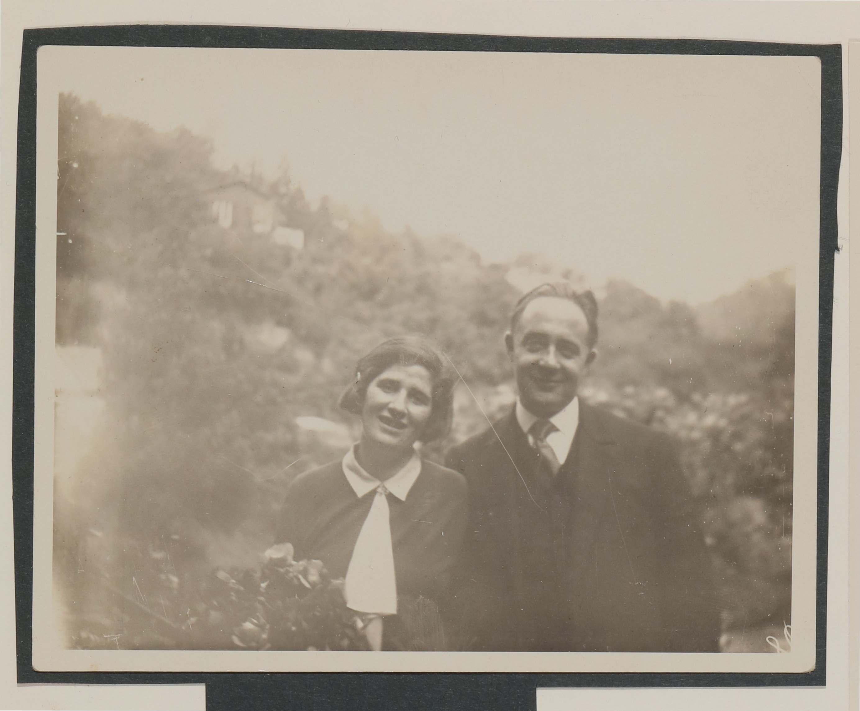 Paarfoto am Hochzeitstag von Christiane und Heinrich Zimmer vor einem bewaldeten Hügel (Vera Graaf CC BY-NC-SA)
