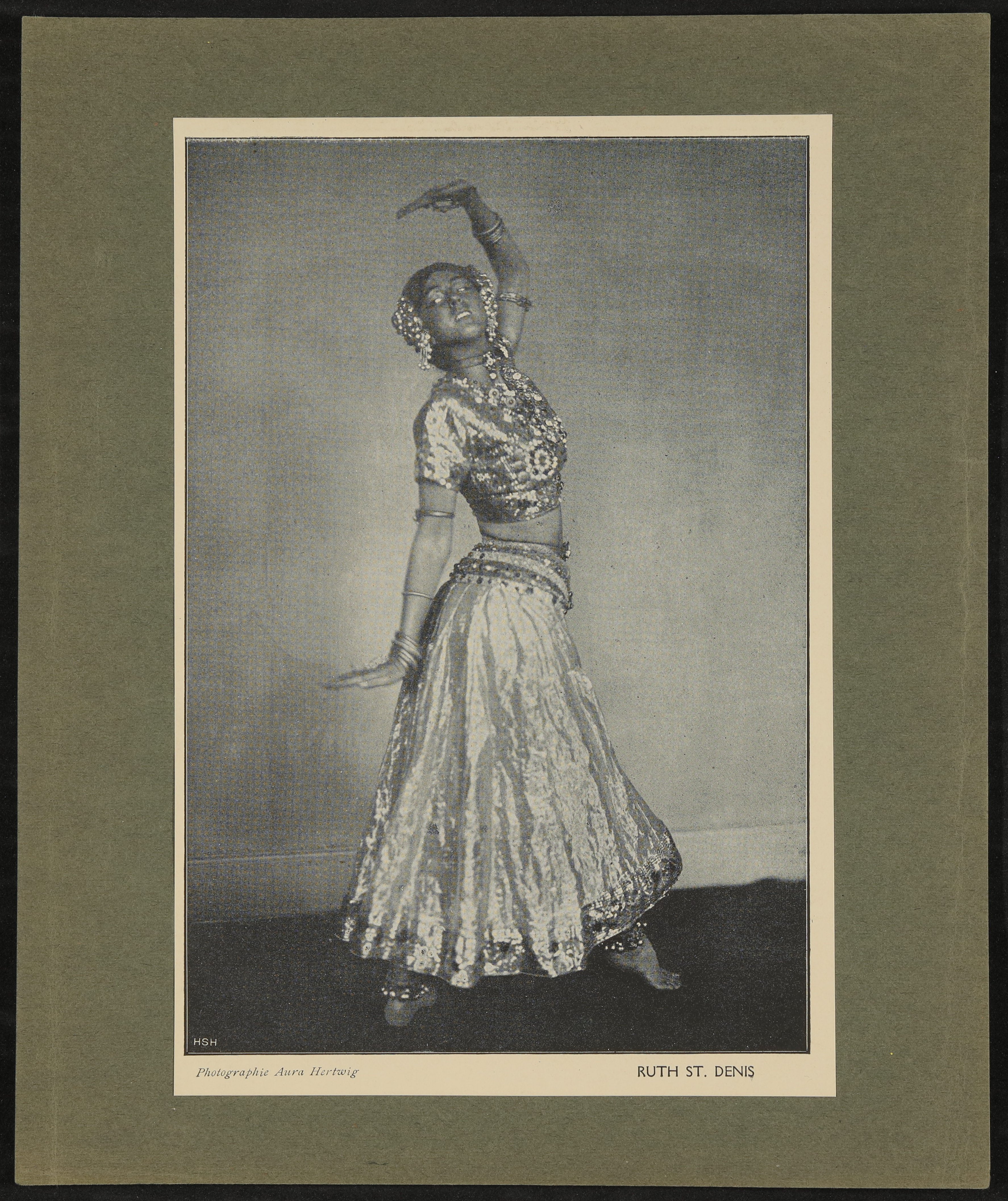 Ruth St. Denis im orientalischen bauchfreien Kostüm (Freies Deutsches Hochstift / Frankfurter Goethe-Museum CC BY-NC-SA)
